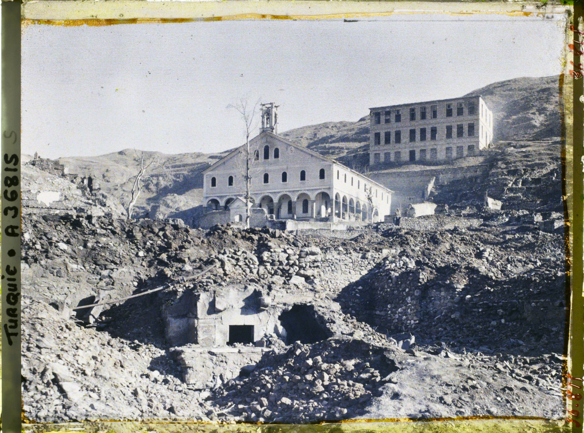 Image représentant Deux bâtiments épargnés par la guerre. L'école grecque et une magnanerie (à l'arrière-plan)