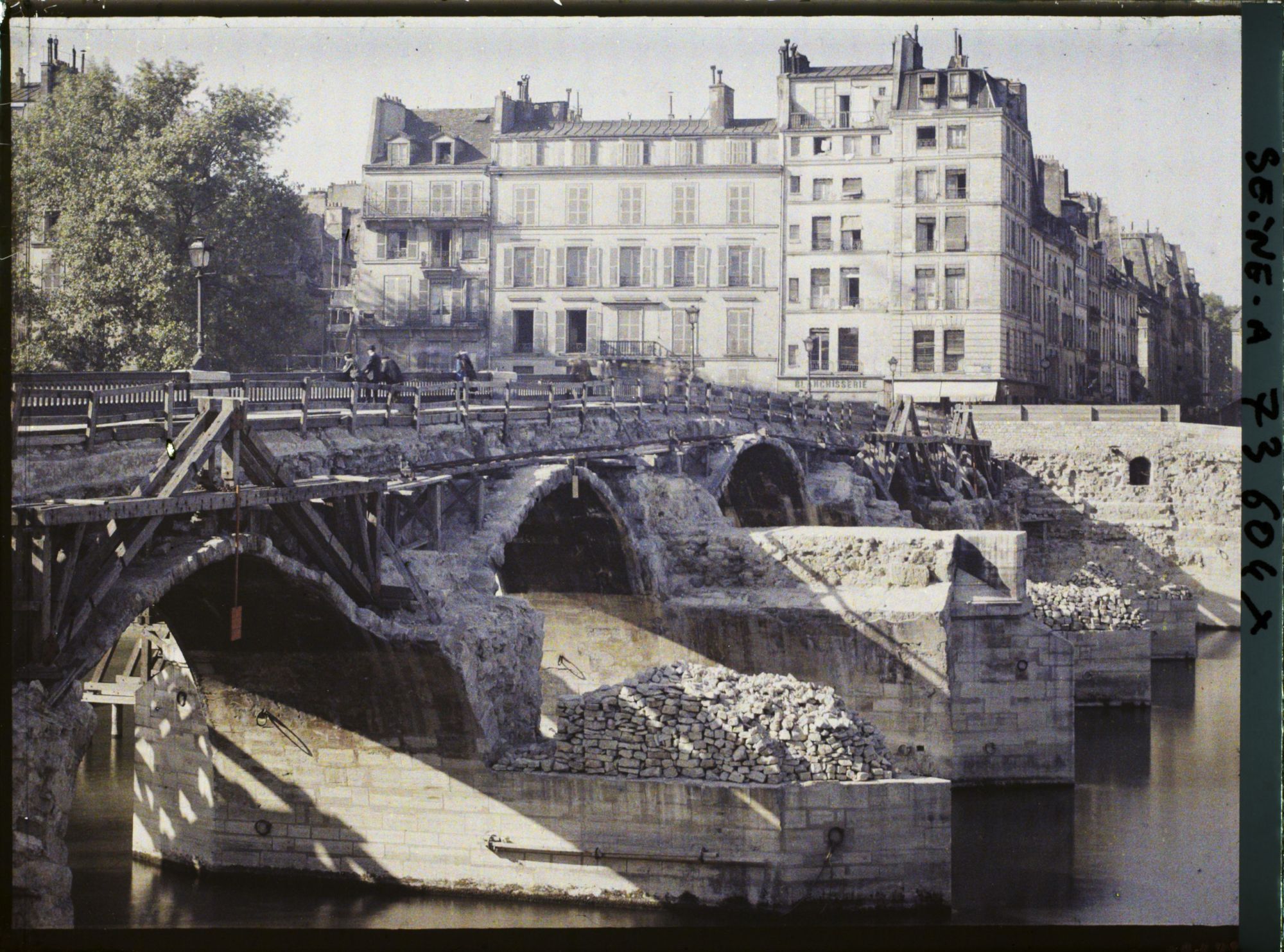 Image représentant Le pont de la Tournelle en démolition