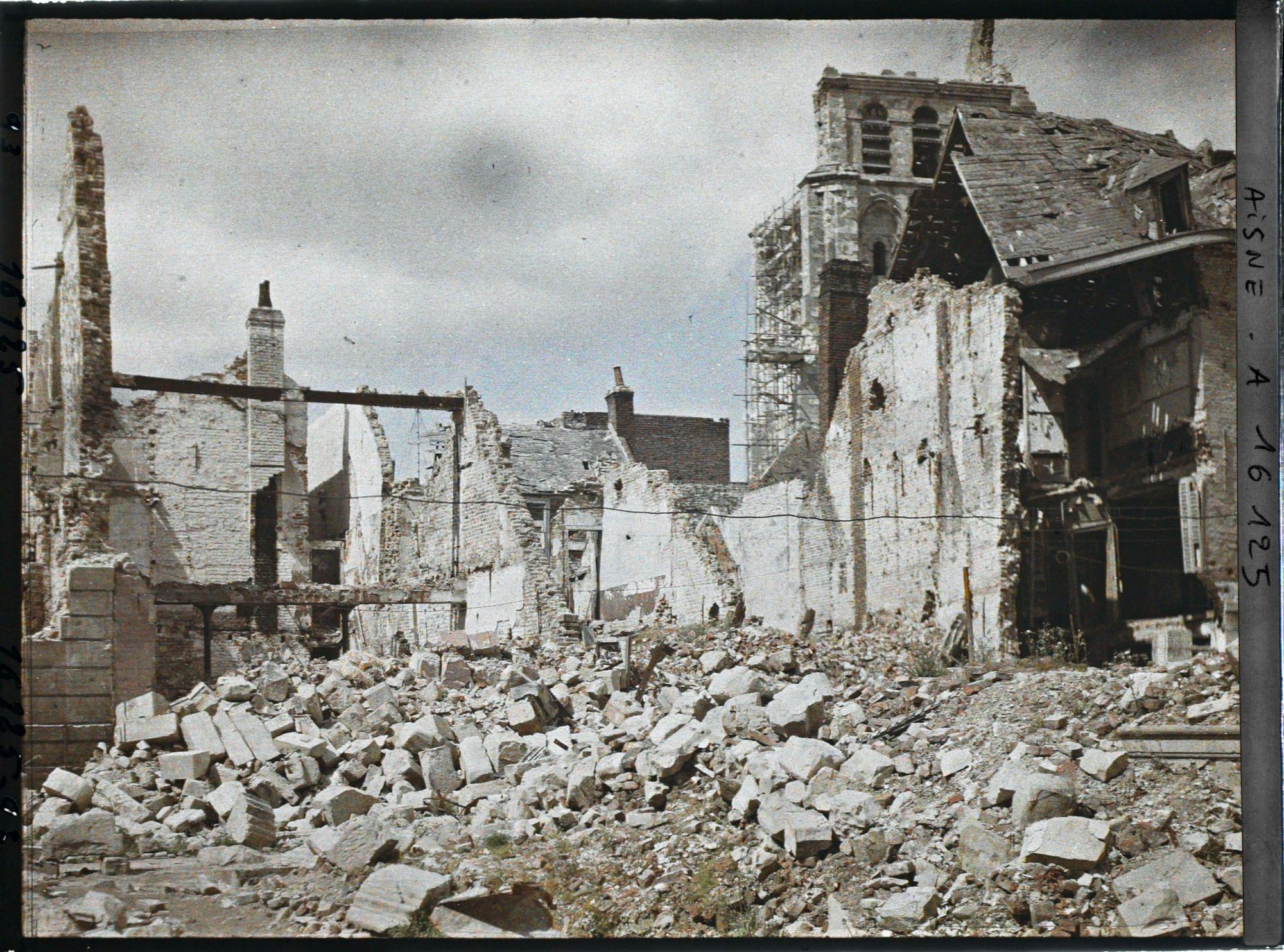 Image représentant France, St Quentin, Ruines et l'Eglise, vue prise de la rue du Petit Paris