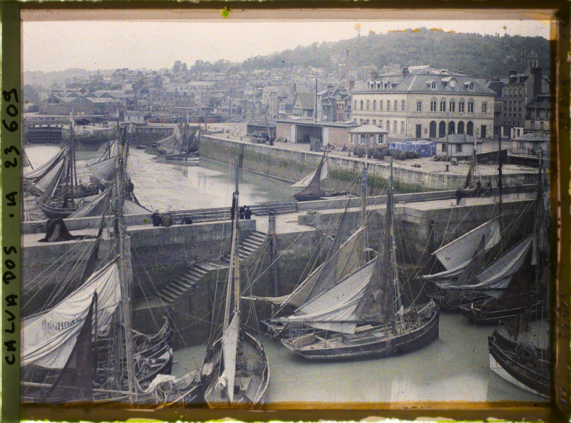 Image représentant Le port et l'Hôtel de Ville, sur le quai de la Quarantaine