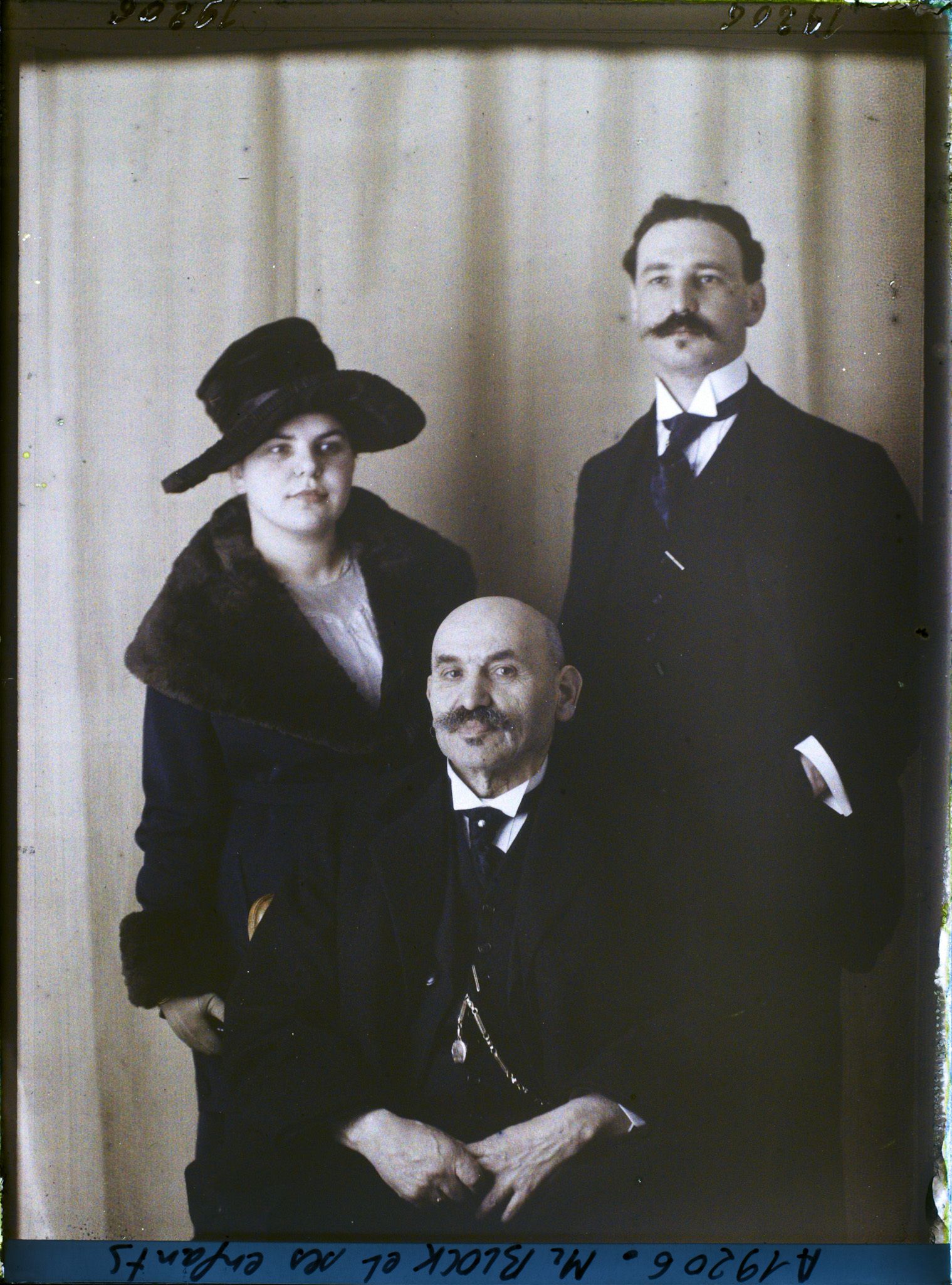 Image représentant https://musee-albert-kahn.s-museum.fr/home/NWQ2OTAwYzNmYjZlZTk1ZWQwODJmMjY4L2dlbmVyaWMtbm90aWNlLXRhYi9hdXRob3JpdHkvNjE3YTc5ZjVjZjhiODk2OGIzMzM3ZDIx/5d6900c3fb6ee95ed082f268/generic-notice-tab/authority/617a79ebcf8b8968b33368c7 Monsieur Block et ses enfants