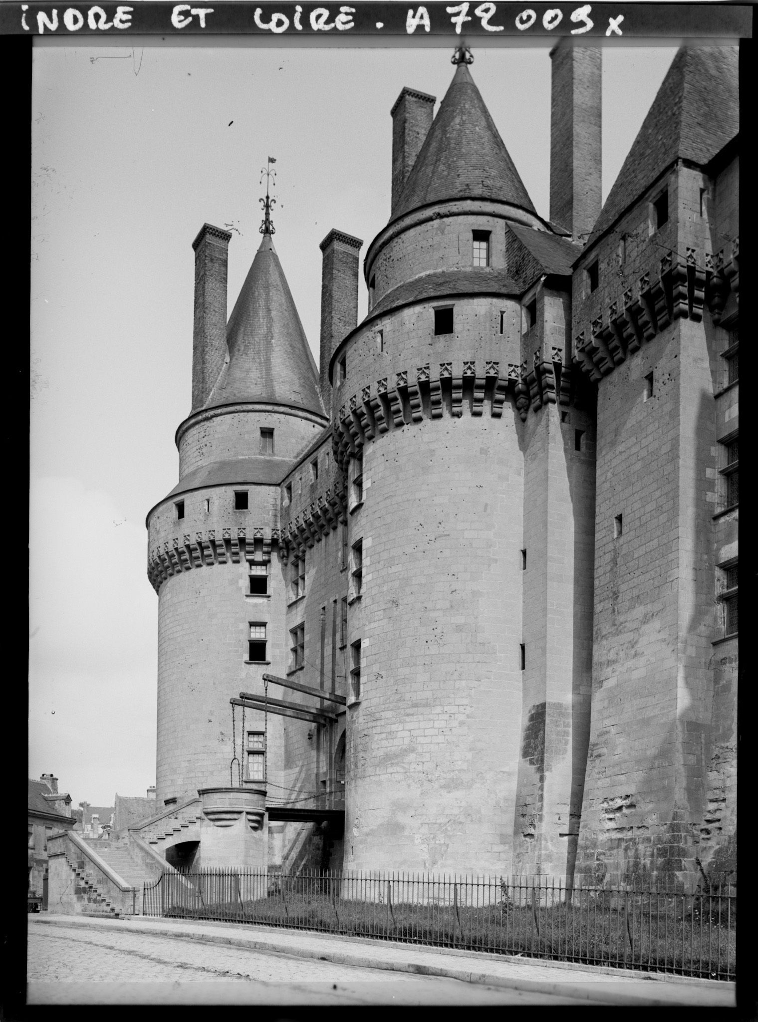 Image représentant La façade du château, l'entrée défendue par un pont-levis