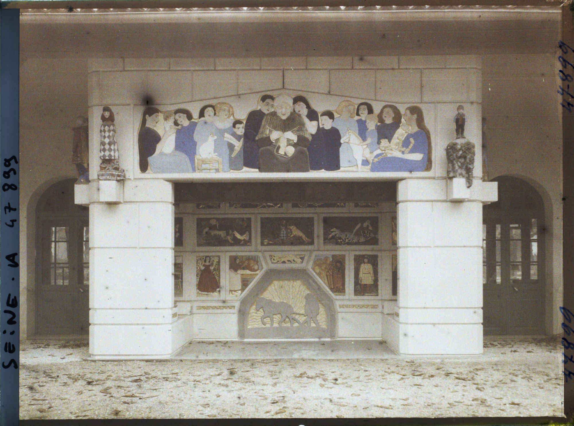 Image représentant L'Exposition des arts décoratifs, Pavillon de la Provence, sur le cours la Reine, Dans la cour du mas, cheminée de Dardé