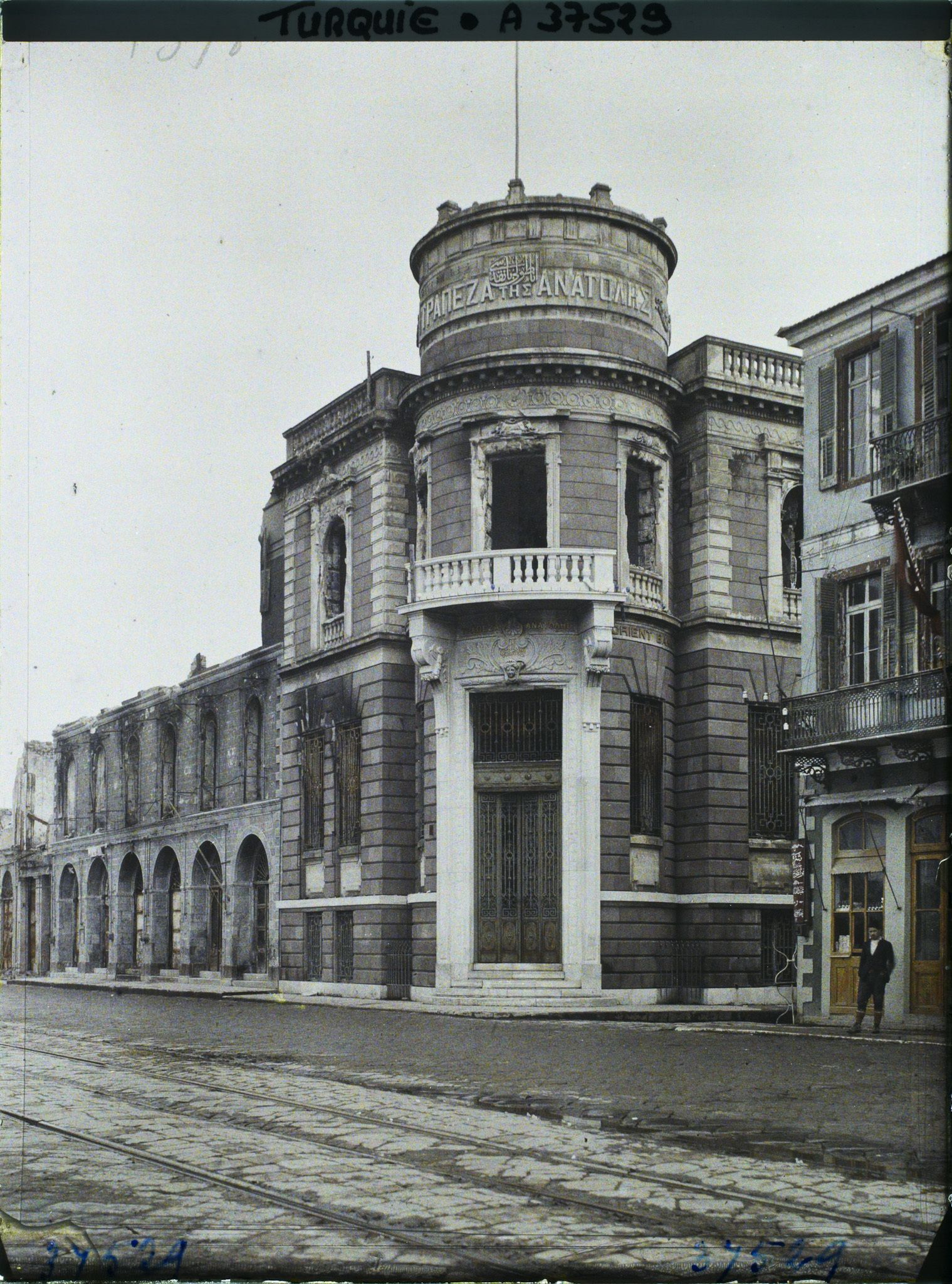 Image représentant Turquie, Smyrne, Les Quais de Smyrne - Immeuble incendié de la Banque d'Orient