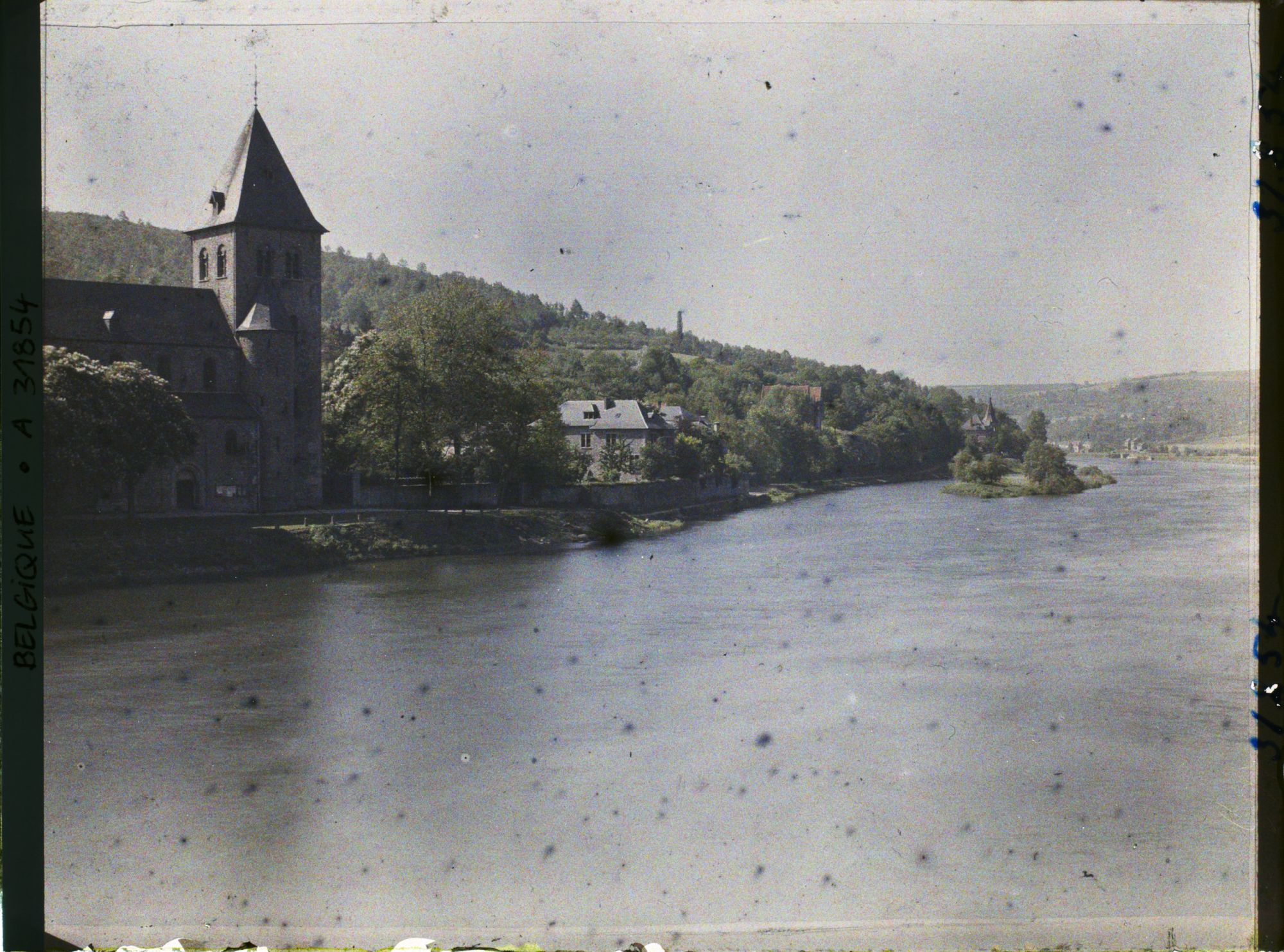 Image représentant Belgique, Hastière, Vue sur la Meuse amont et Eglise Notre-Dame