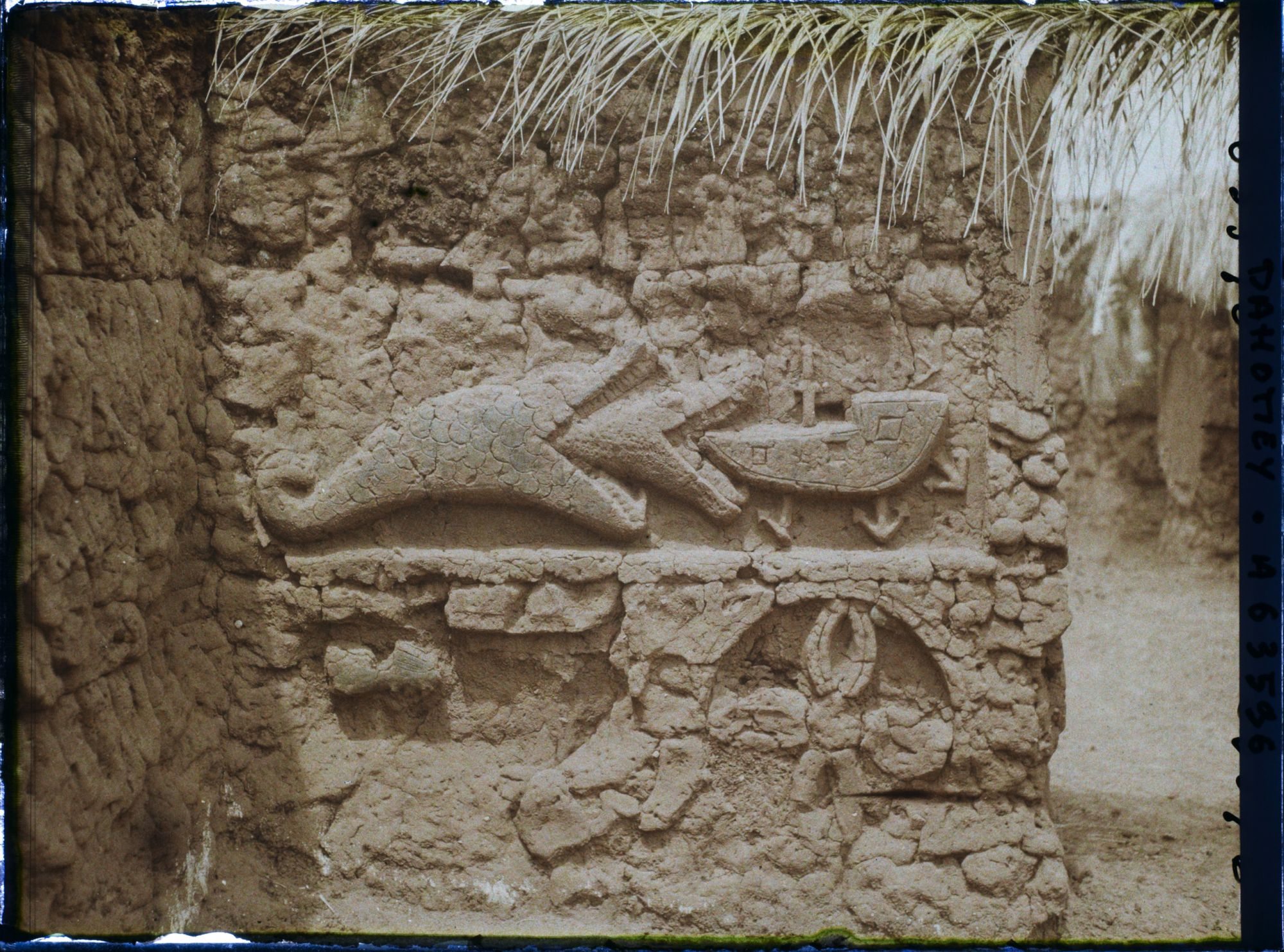 Image représentant Bas-relief d'une résidence du quartier de Gbécon-Hounli, non loin du palais princier de Guézo, motif de poisson avalant un navire européen