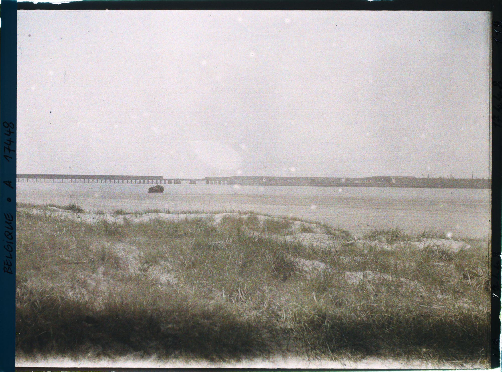 Image représentant Belgique, Zee Brugge, La brèche du môle faite par un sous-marin Anglais chargé de 10 000 Kos de dynamite