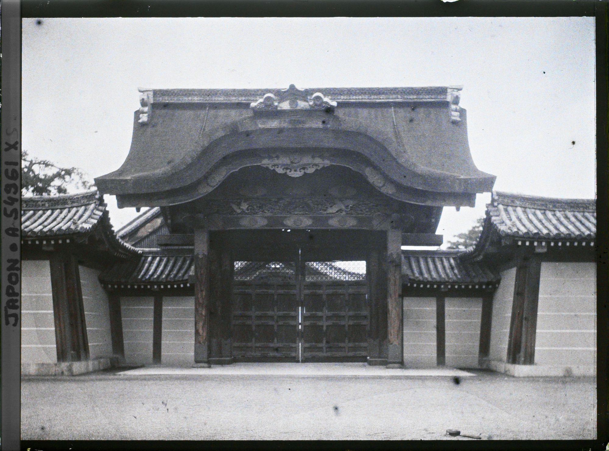 Image représentant Palais Nijô-jô : Kara-mon ou Karamisu, entrée du palais Ni-no-Maru