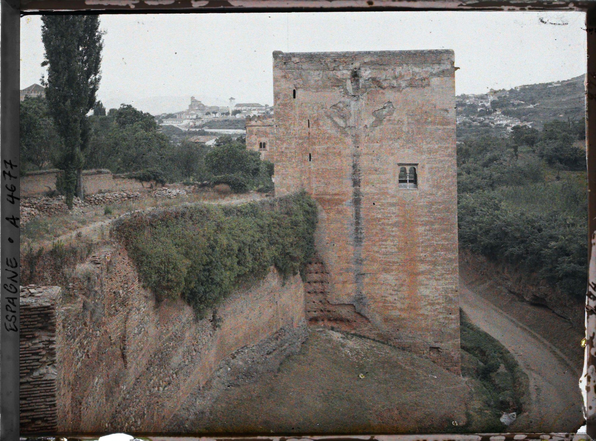 Image représentant La tour de la Cautiva depuis la tour de las Infantas sur l'enceinte menant de l'Alhambra au Generalife