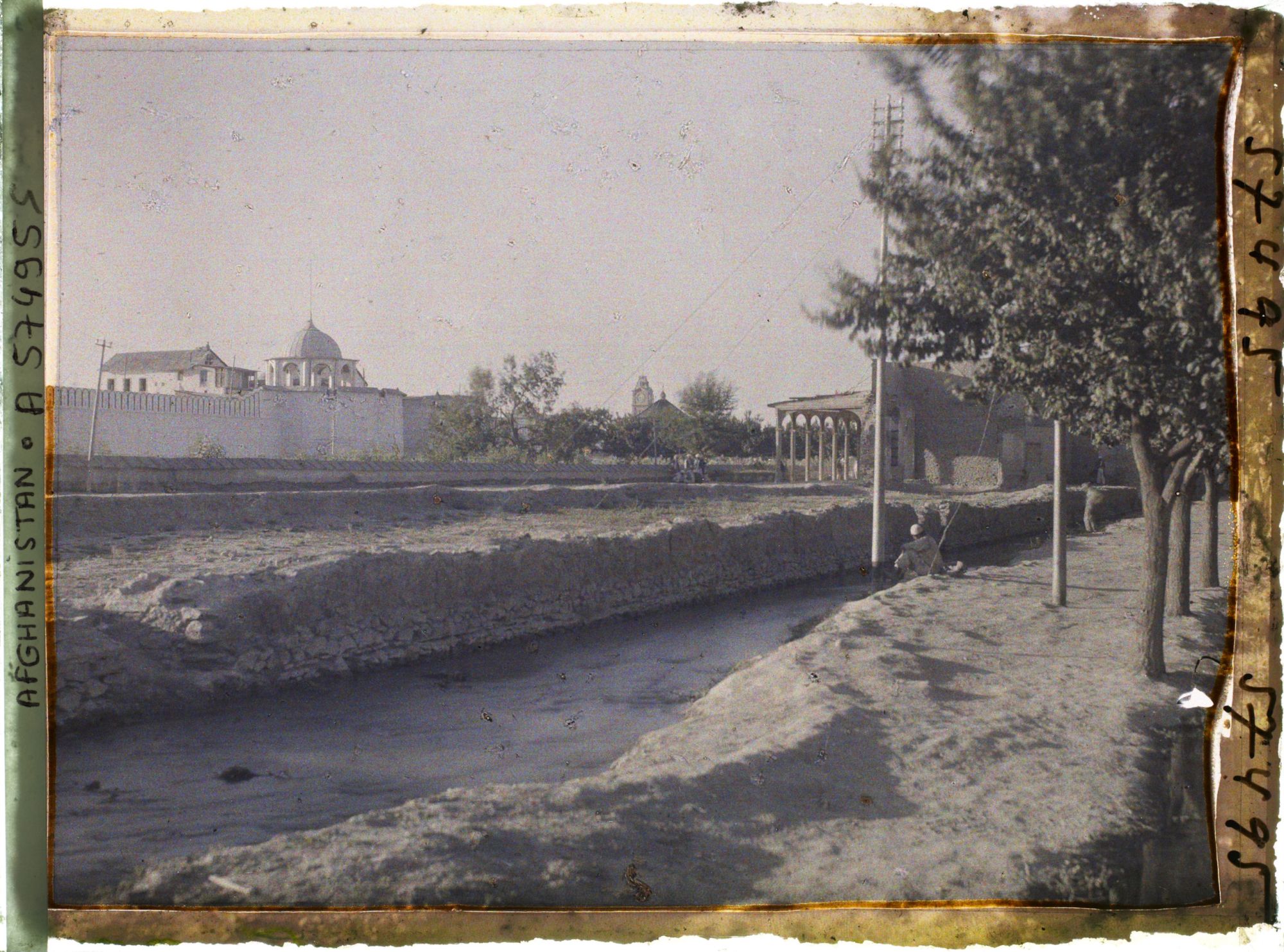 Image représentant Vue vers l'Arg (la citadelle) abritant le Palais royal. Au premier plan, canal