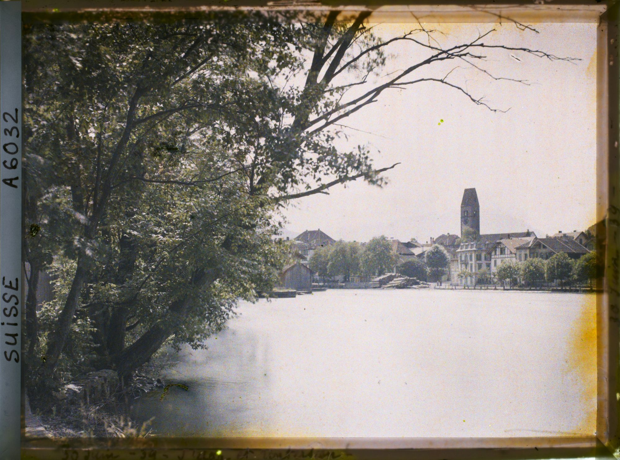 Image représentant Le village d'Unterseen et la rive de l'Aar
