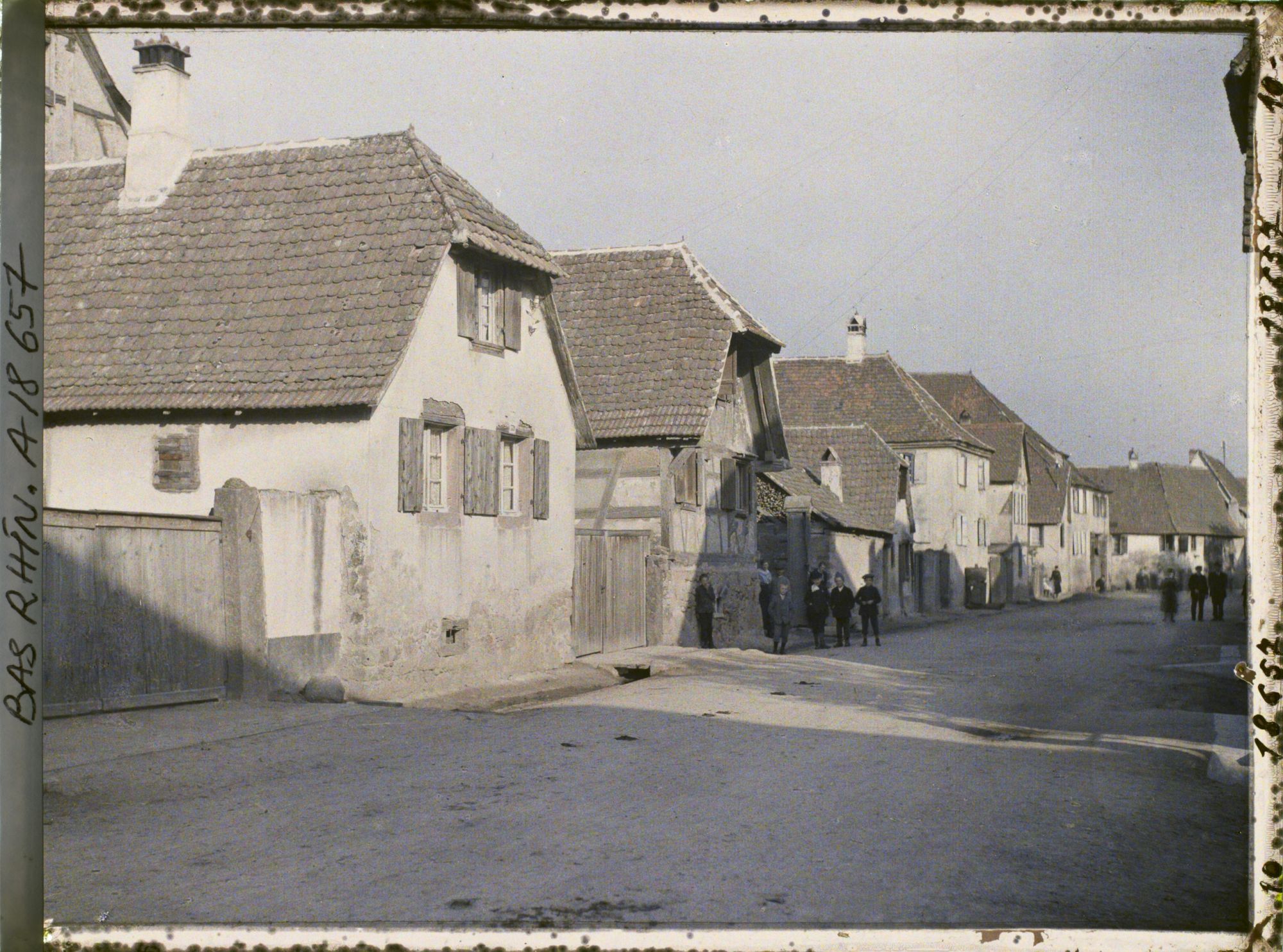 Image représentant France, Scherwiller, La Série des Maisons sans porte : la porte de la maison donne s/ la Cour qui s'ouvre, elle par une large porte à 2 battants.