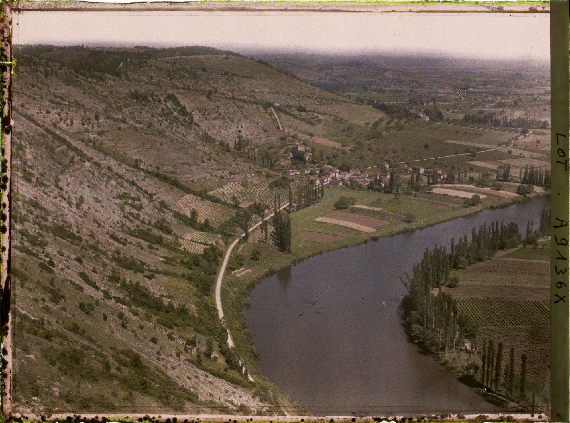 Image représentant France, Luzech, 3ème vers le sud avec dans le fond St Vincent rive d'oct et sur la droite Luzech