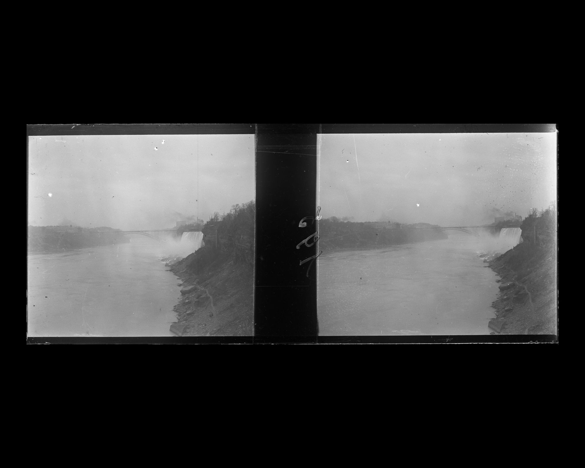 Image représentant Vue de la rivière Niagara prise de la rive américaine, au fond le pont "Whirlpool Rapids Bridge"