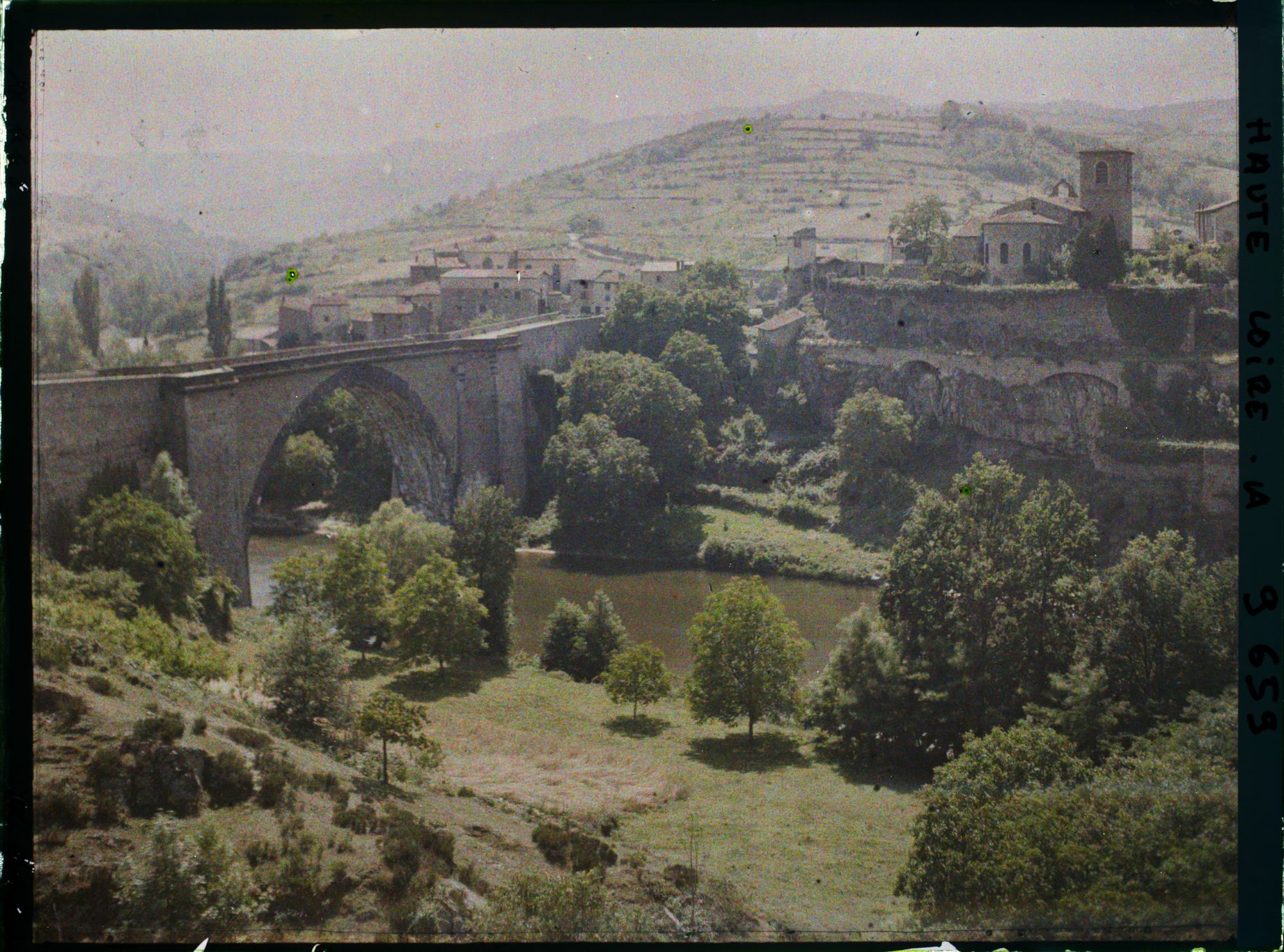Image représentant Le pont sur l'Allier et le village vu depuis la route, de l'aval vers l'amont