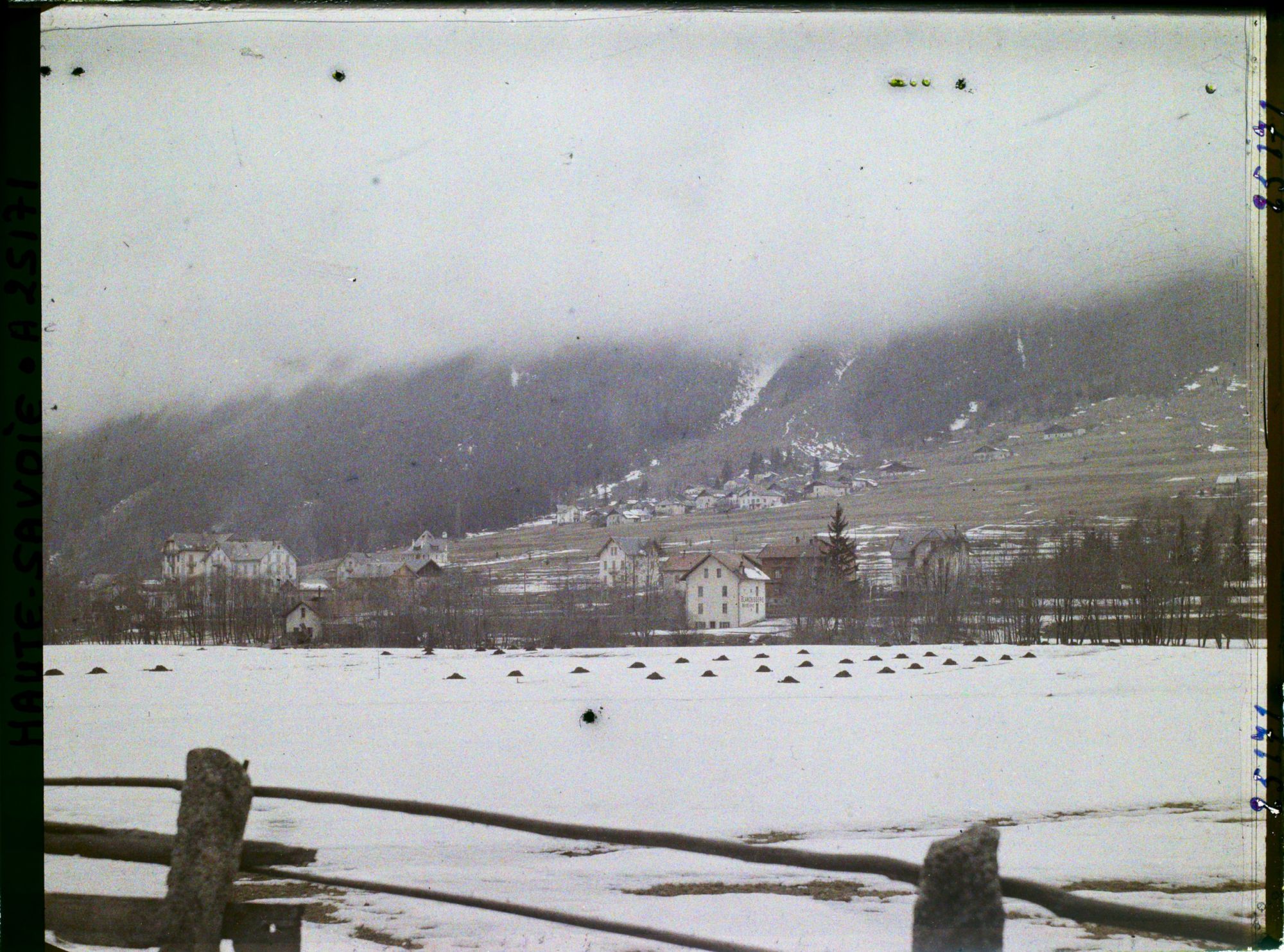 Image représentant France Les Alpes, Moussoux, Chamonix - Nuage de montagne, vue vers le Brévent et le Village des Moussoux
