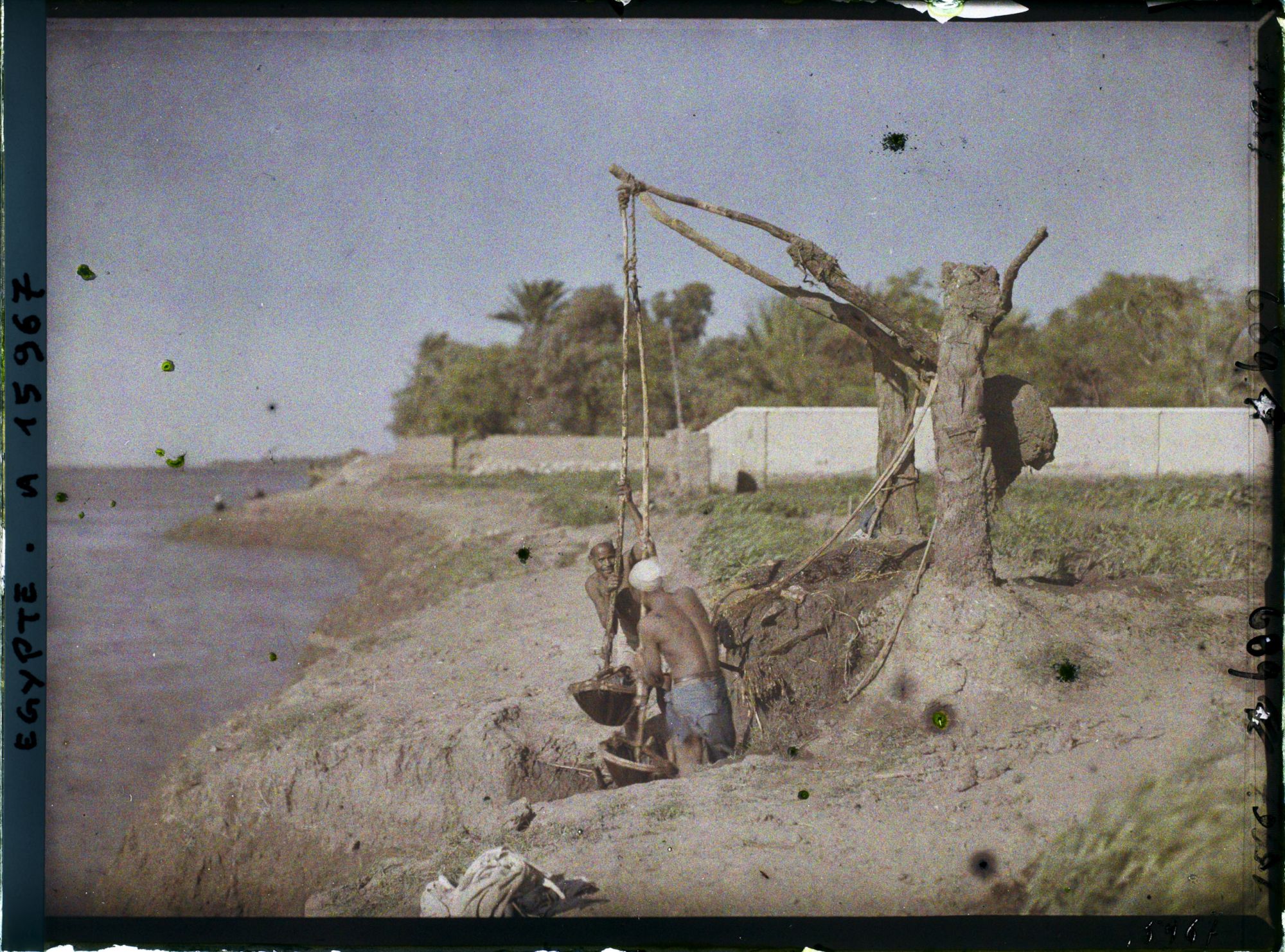 Image représentant Des hommes utilisant un chadouf