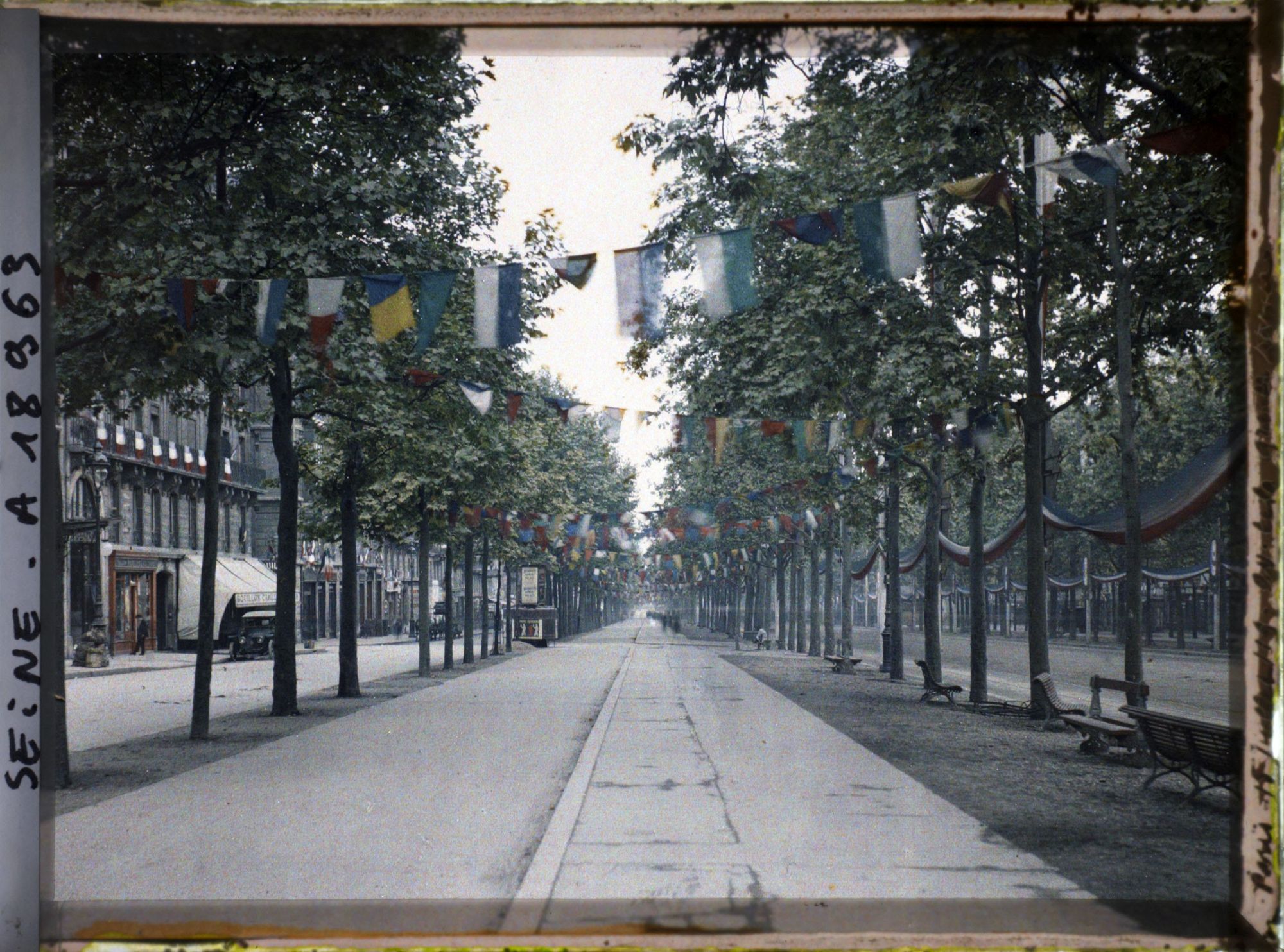 Image représentant L'avenue de la Grande-Armée décorée de drapeaux pour les fêtes de la Victoire des 13 et 14 juillet 1919