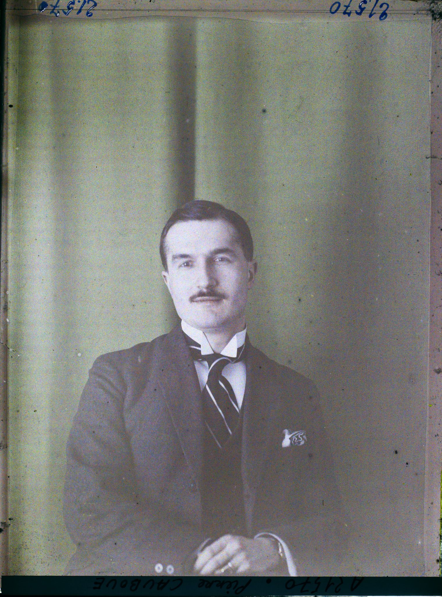 Image représentant Monsieur  https://musee-albert-kahn.s-museum.fr/home/NWQ2OTAwYzNmYjZlZTk1ZWQwODJmMjY4L2dlbmVyaWMtbm90aWNlLXRhYi9hdXRob3JpdHkvNjE3YTc5ZjVjZjhiODk2OGIzMzM3ZDIx/5d6900c3fb6ee95ed082f268/generic-notice-tab/authority/617a79ebcf8b8968b3336a43 Pierre Cauboué