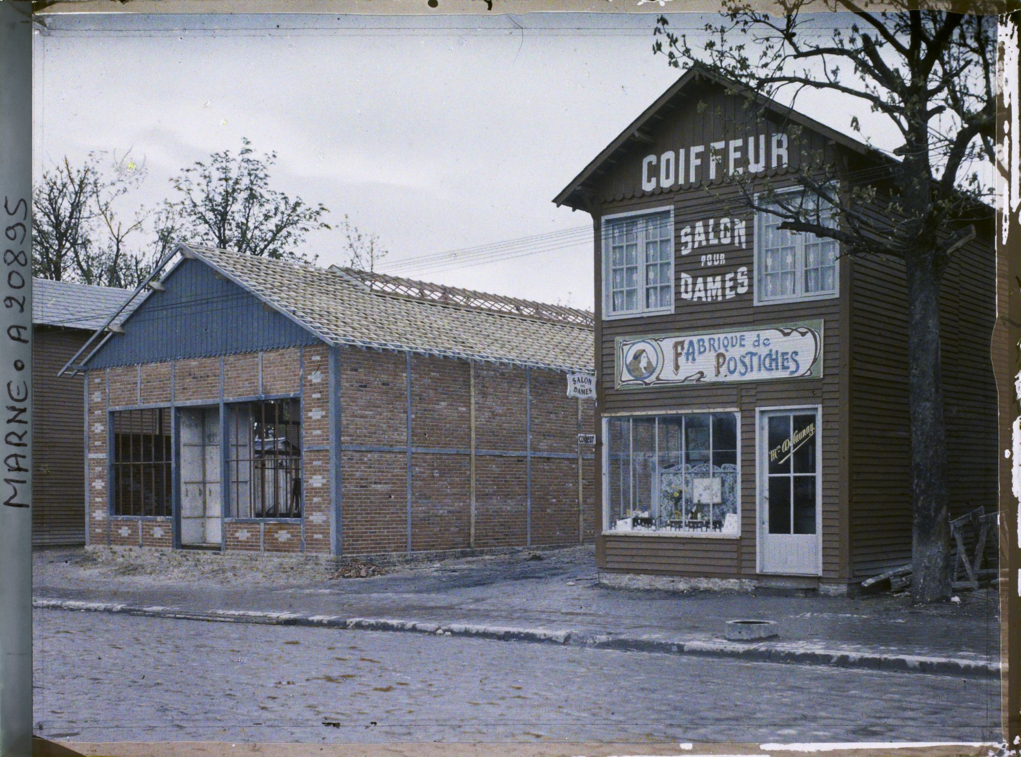Image représentant France, Reims, Salon de Coiffure place de la Gare