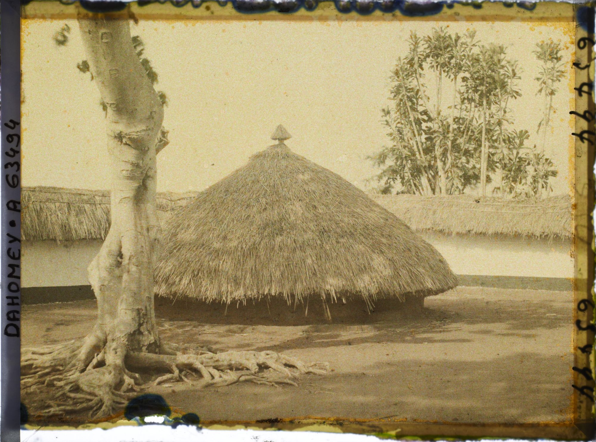 Image représentant Tombe collective des femmes de  null Glélé dans la deuxième cour du palais