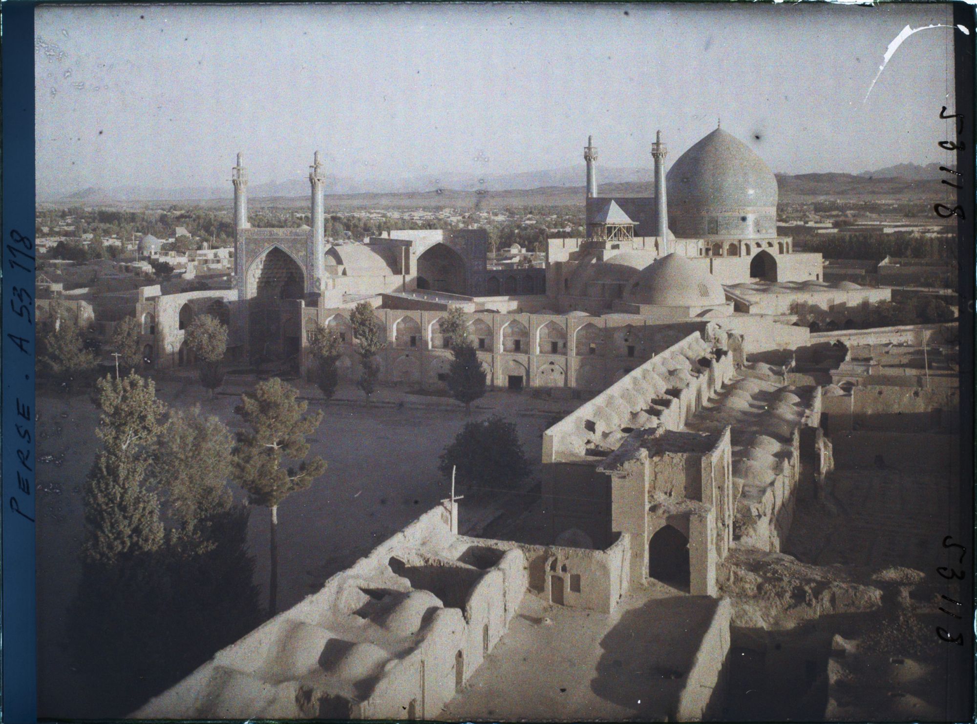 Image représentant La Masjid-i-Chah (mosquée du Chah), côté sud de la Meydan-i-Chah, au crépuscule (17h30)