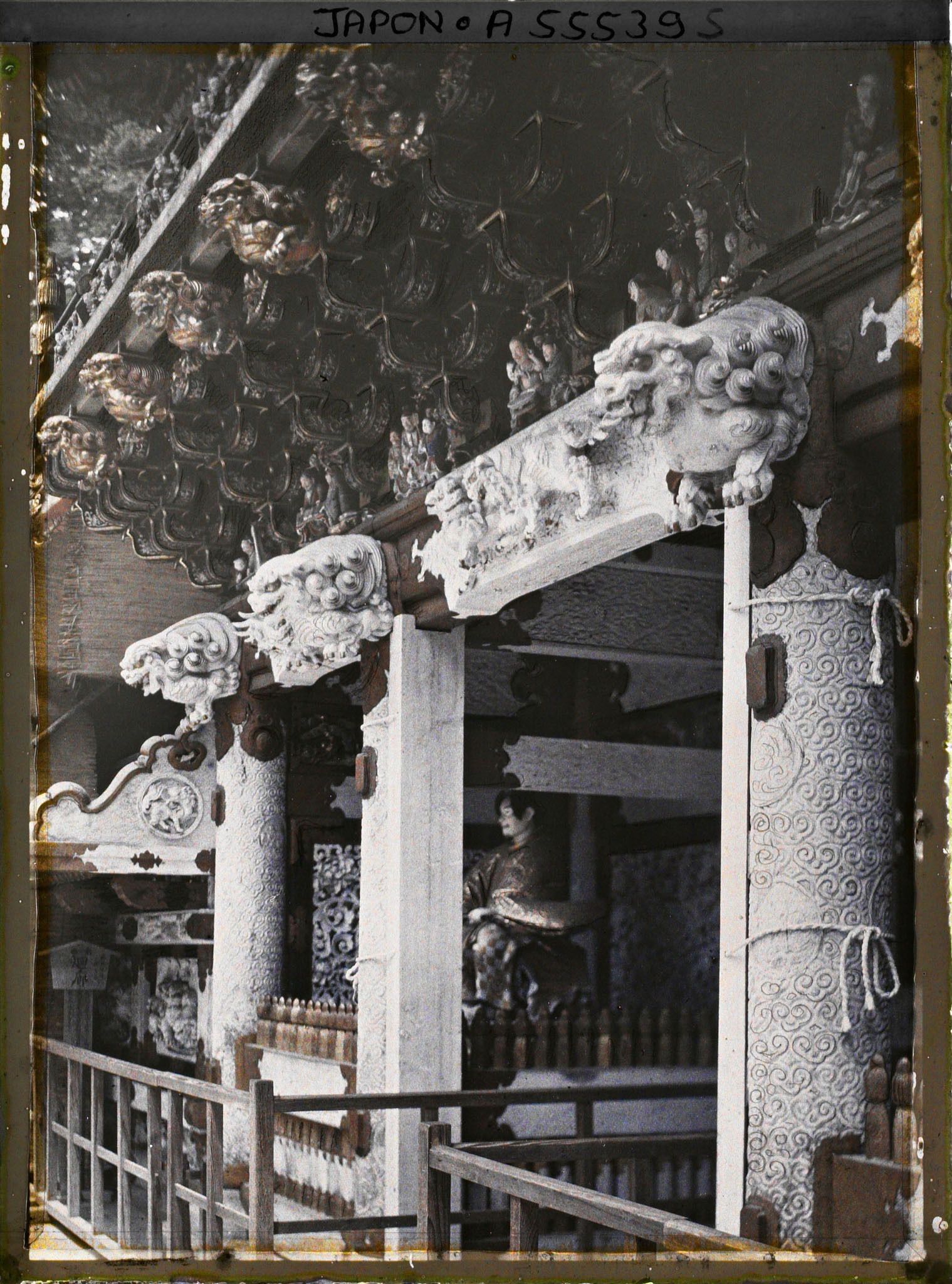 Image représentant La porte des "Rayons du Soleil ou du Crépuscule" (Yomeimon ou Higurashi-no-mon) du sanctuaire Tôshôgû