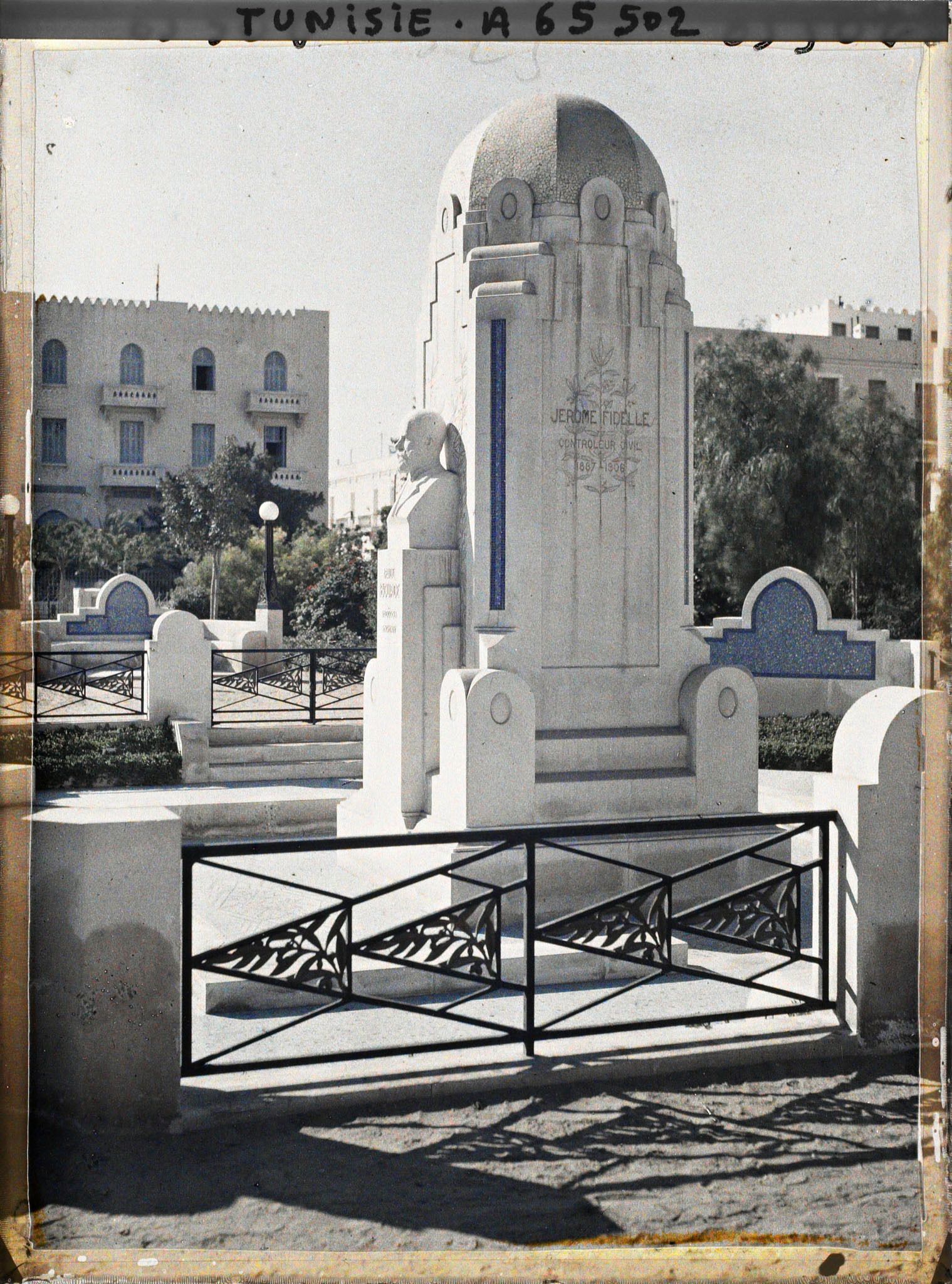 Image représentant Le monument érigé en l'honneur de Paul Bourde