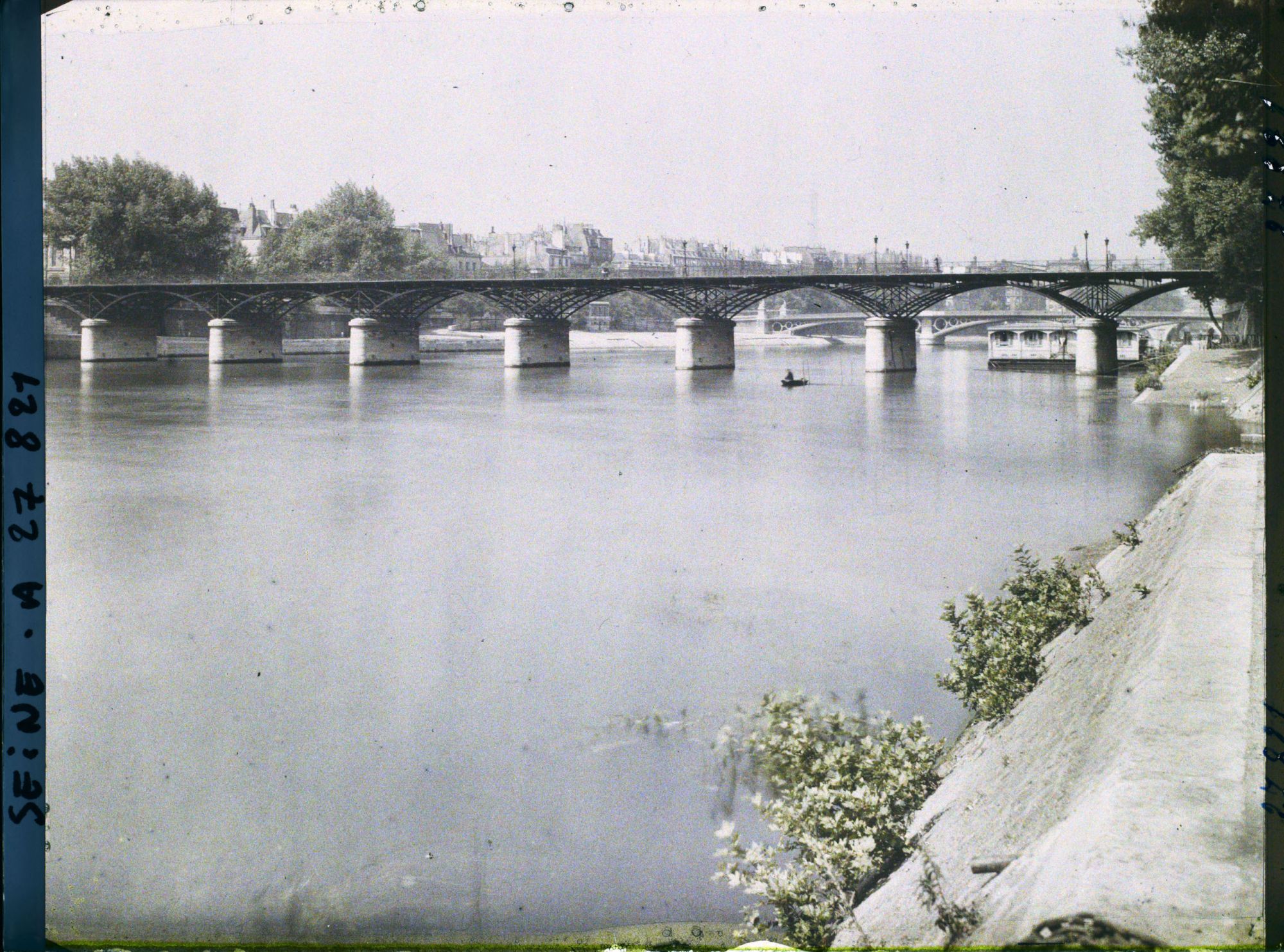 Image représentant Le pont des Arts depuis le port du Louvre