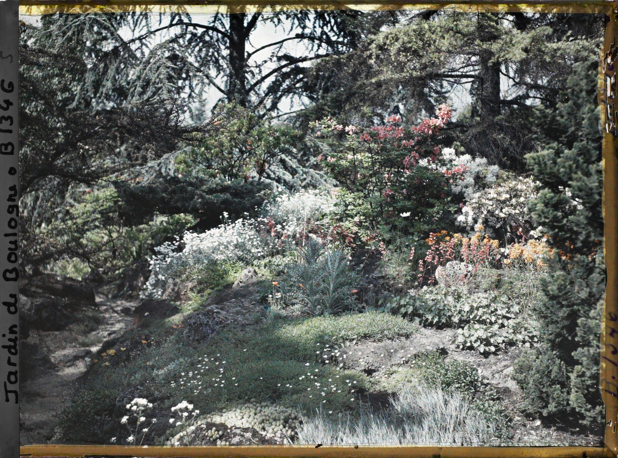 Image représentant Allée longeant une rocaille du " sanctuaire japonais ", entre le " village japonais " et le sorinto