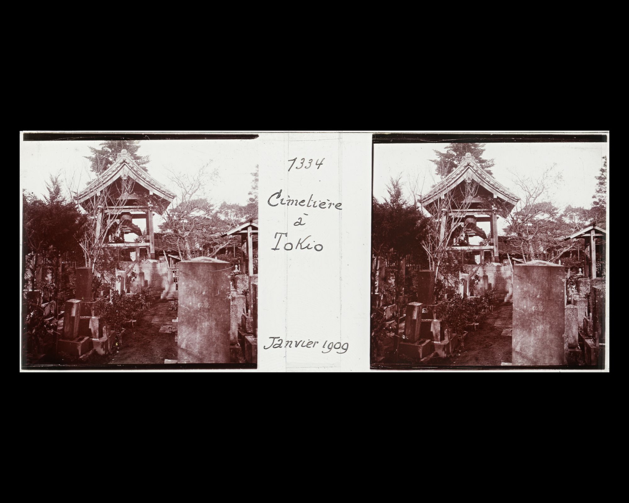 Image représentant Stèles funéraires et édifice votif dans un cimetière