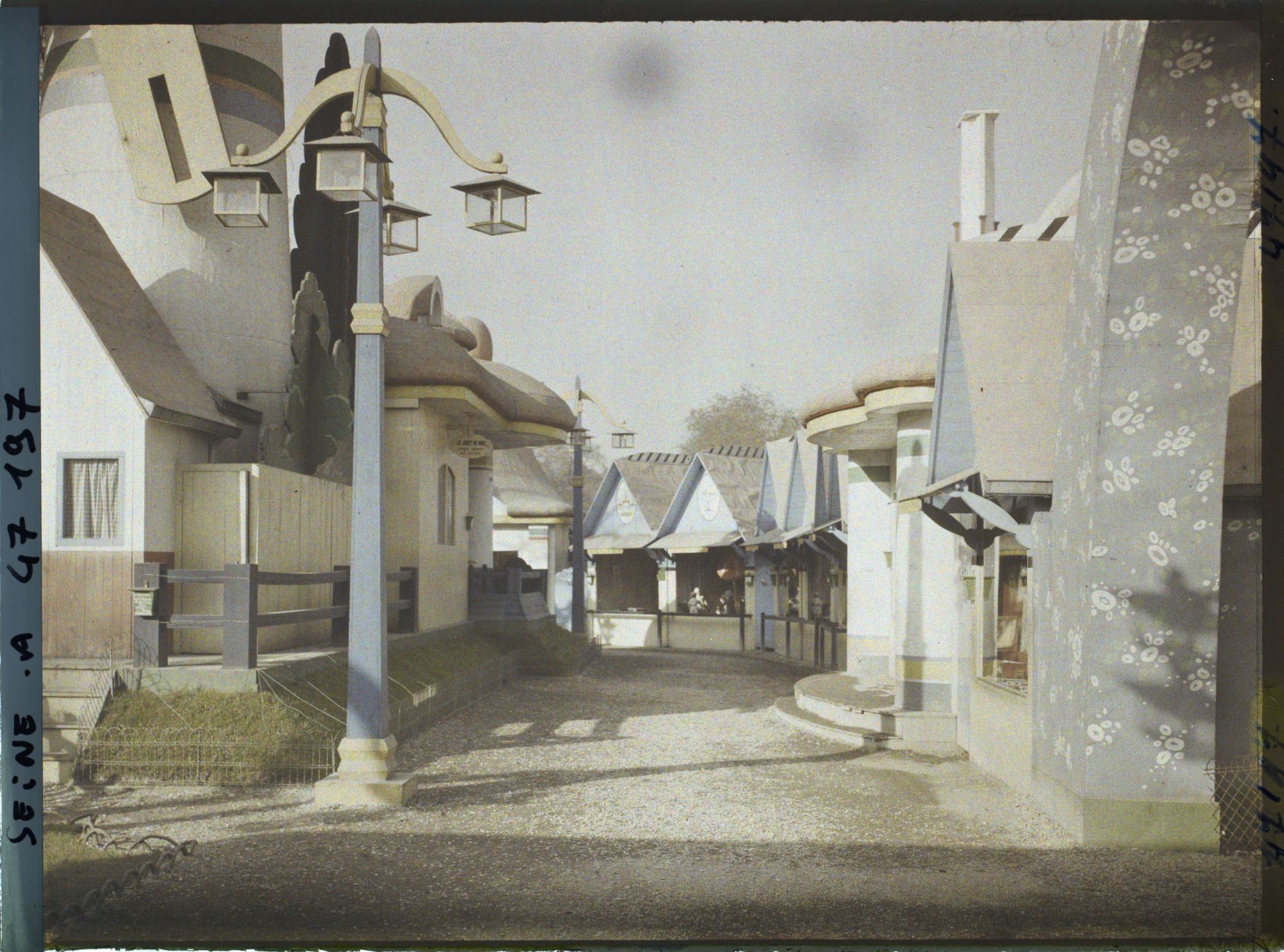 Image représentant L'Exposition des arts décoratifs, le Village du Jouet, quai d'Orsay