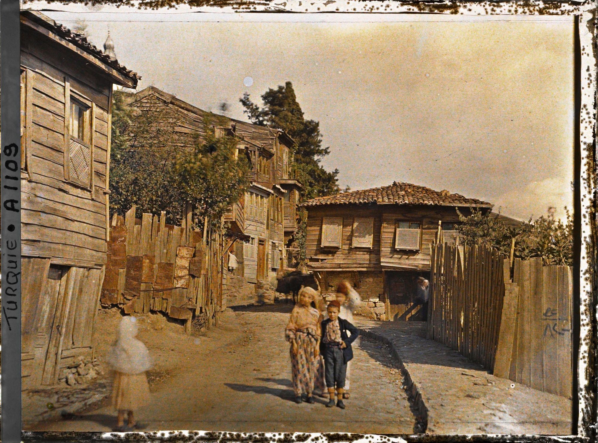 Image représentant Des enfants devant des maisons en bois dans le quartier de Pera (actuel Beyoglu)