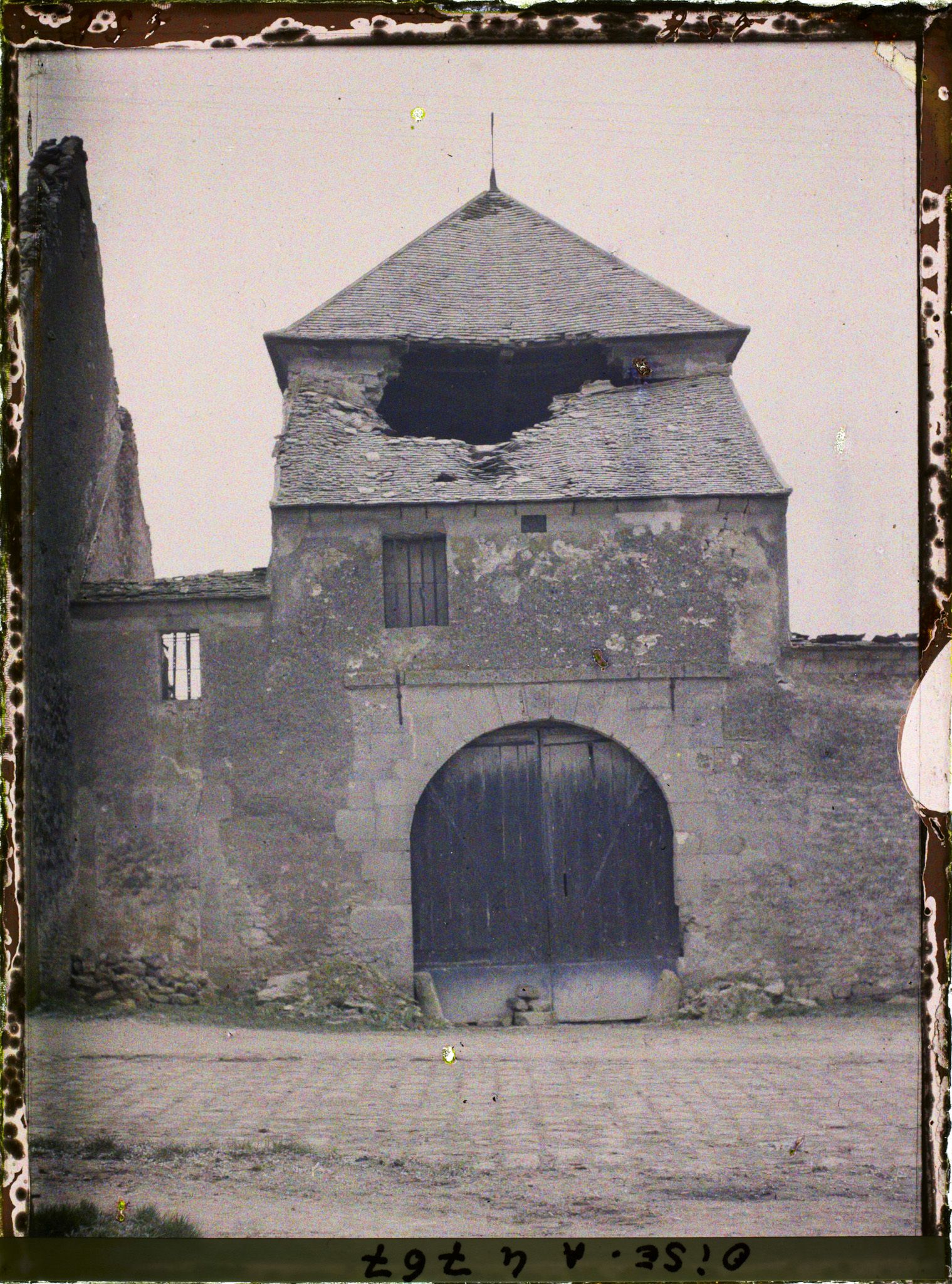 Image représentant Toit d'une grande ferme perforé par un obus
