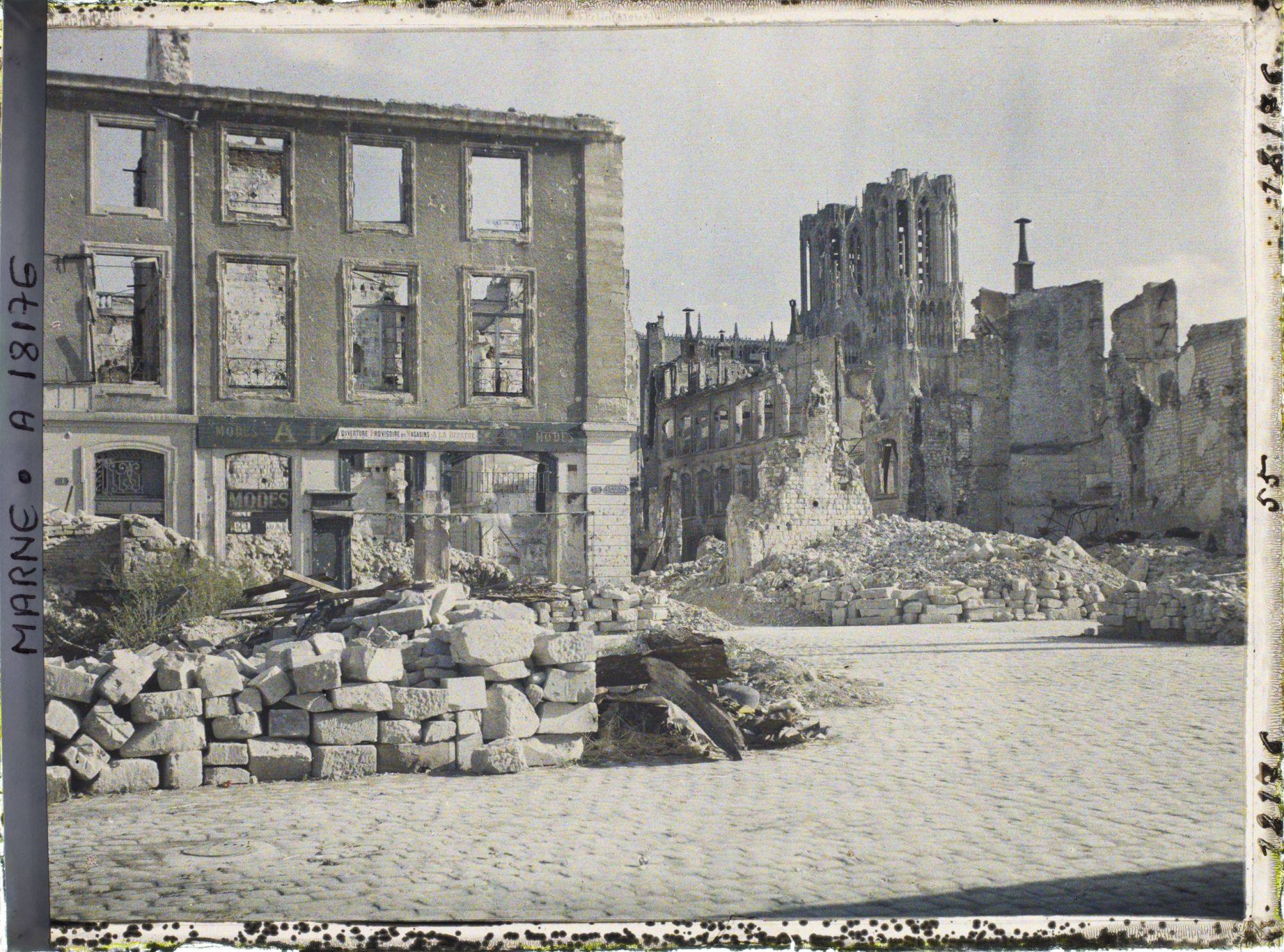 Image représentant France, Reims, Ensemble pris de la place du Marché