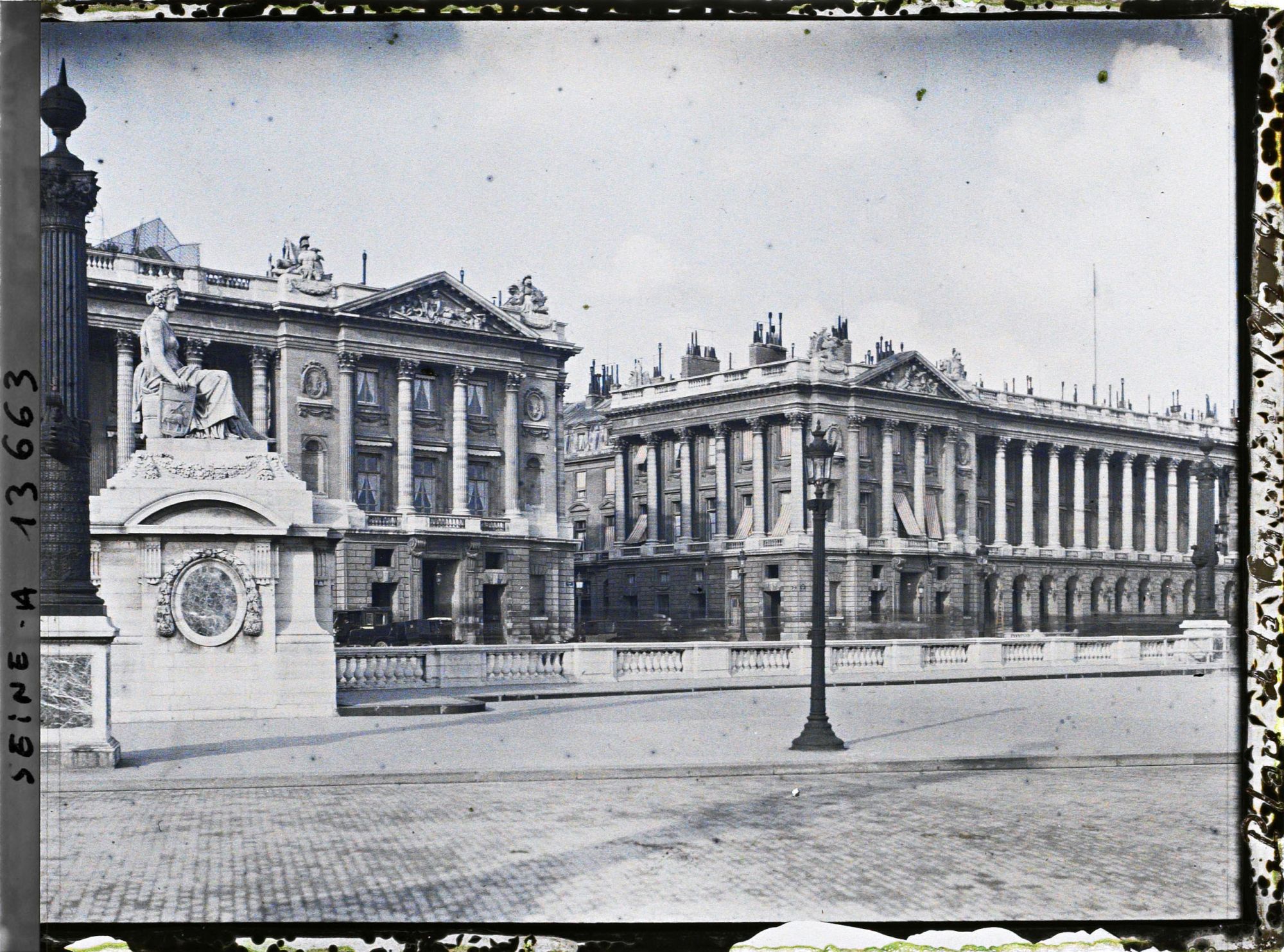 Image représentant La place de la Concorde, l'hôtel de Crillon et l'hôtel de la Marine