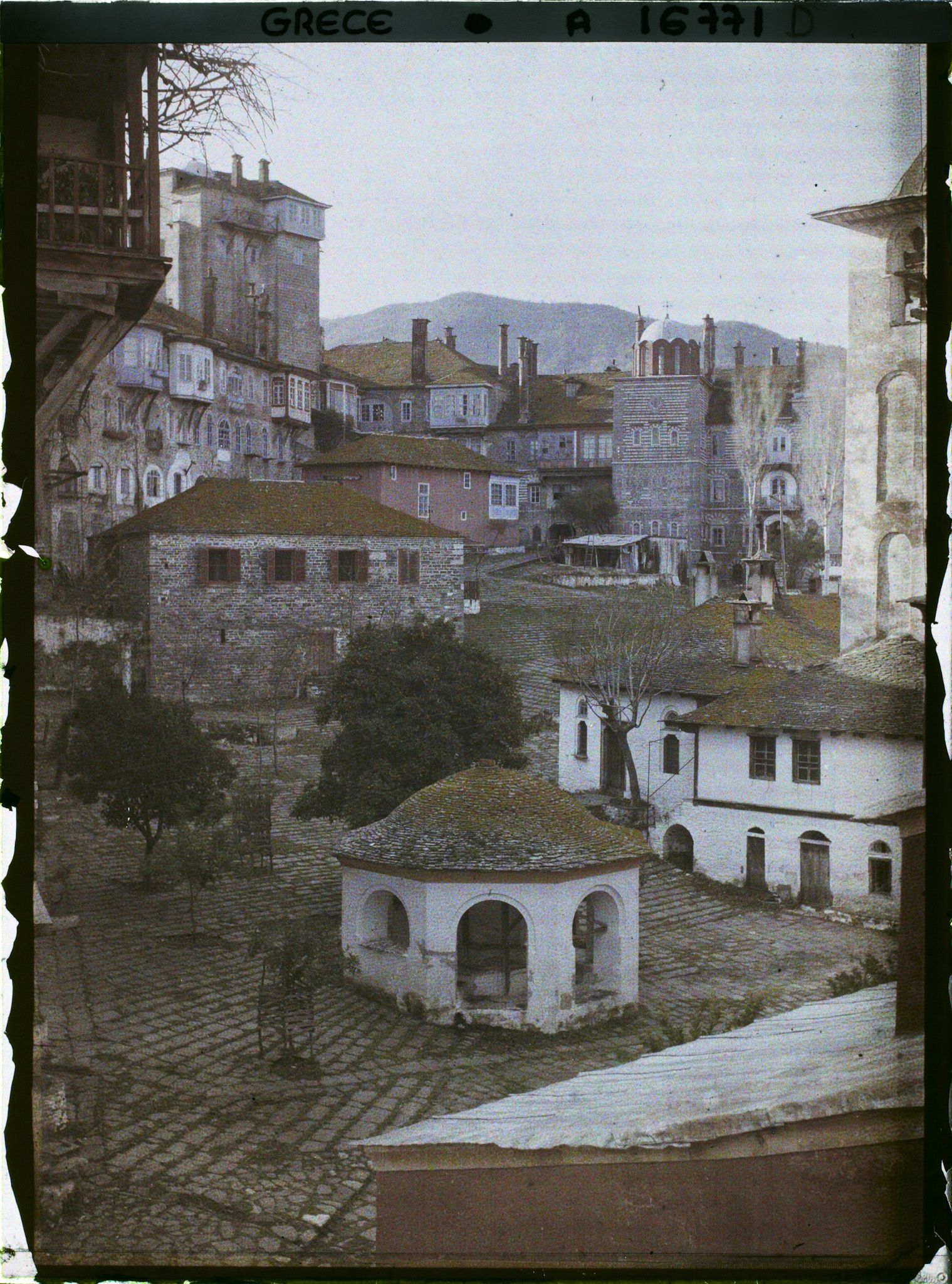Image représentant Mont Athos, Vatopédi, Une partie de la Cour