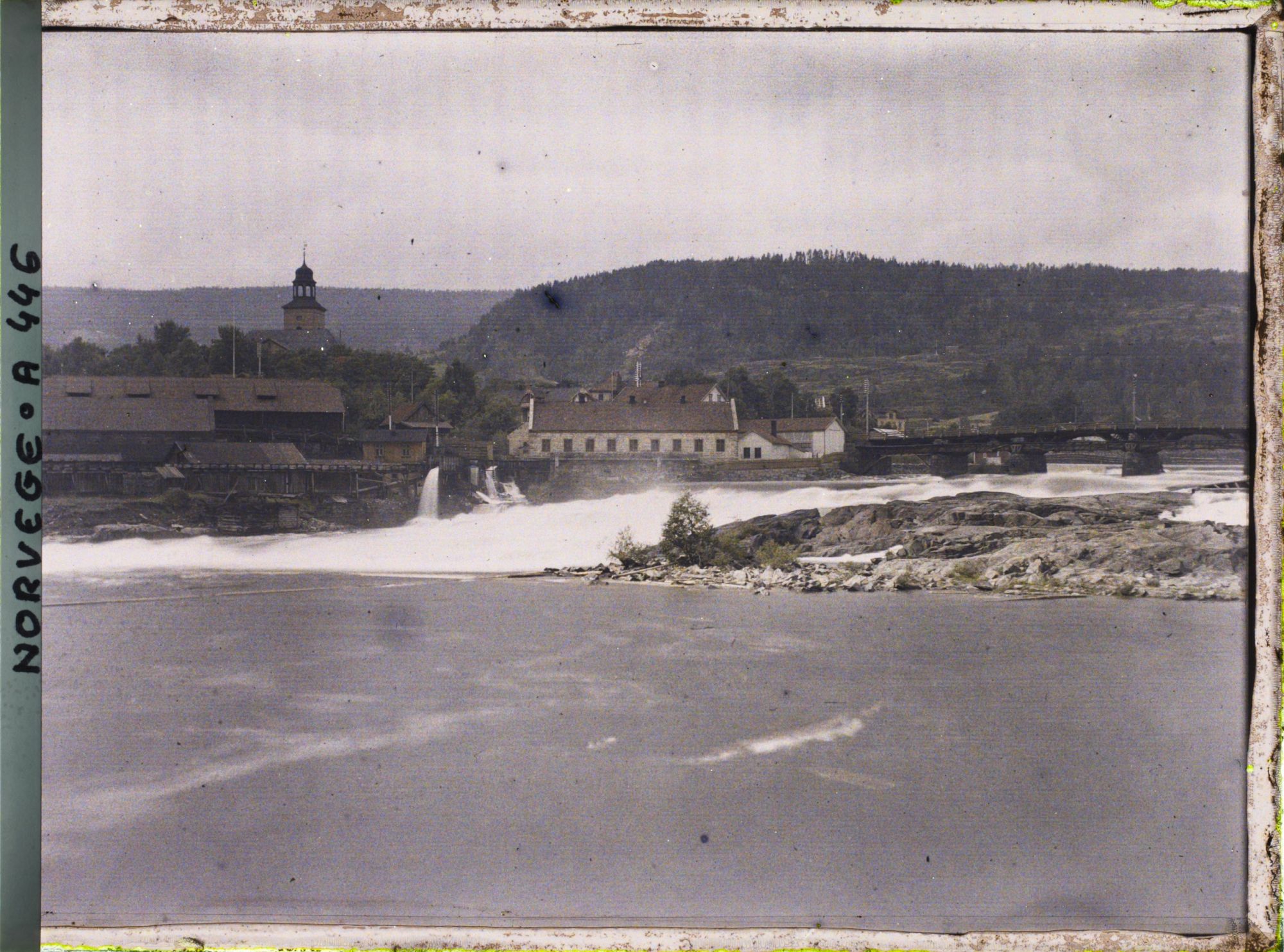 Image représentant Vue des chutes d'eau du fleuve NumedalslÅgen