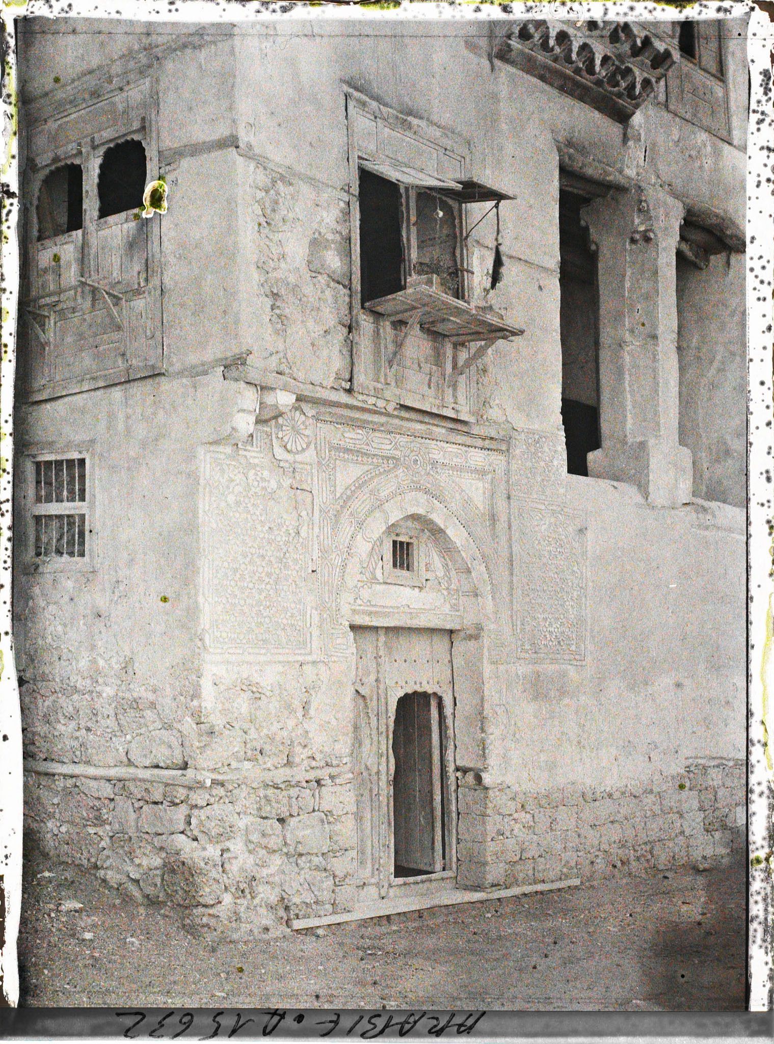 Image représentant Maison et porte de bois ouvragé