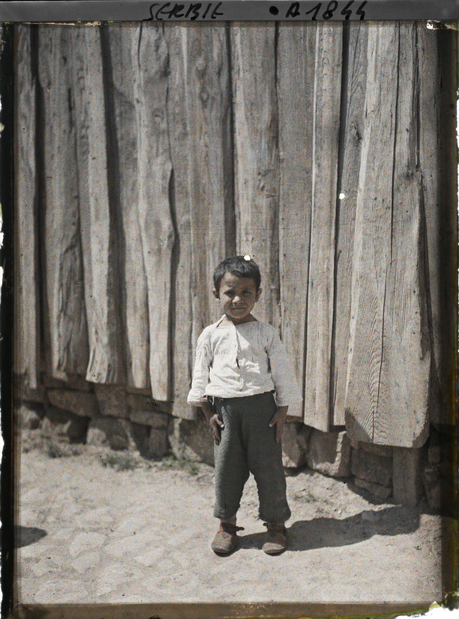 Image représentant Petit garçon de la communauté tzigane dans le quartier juif