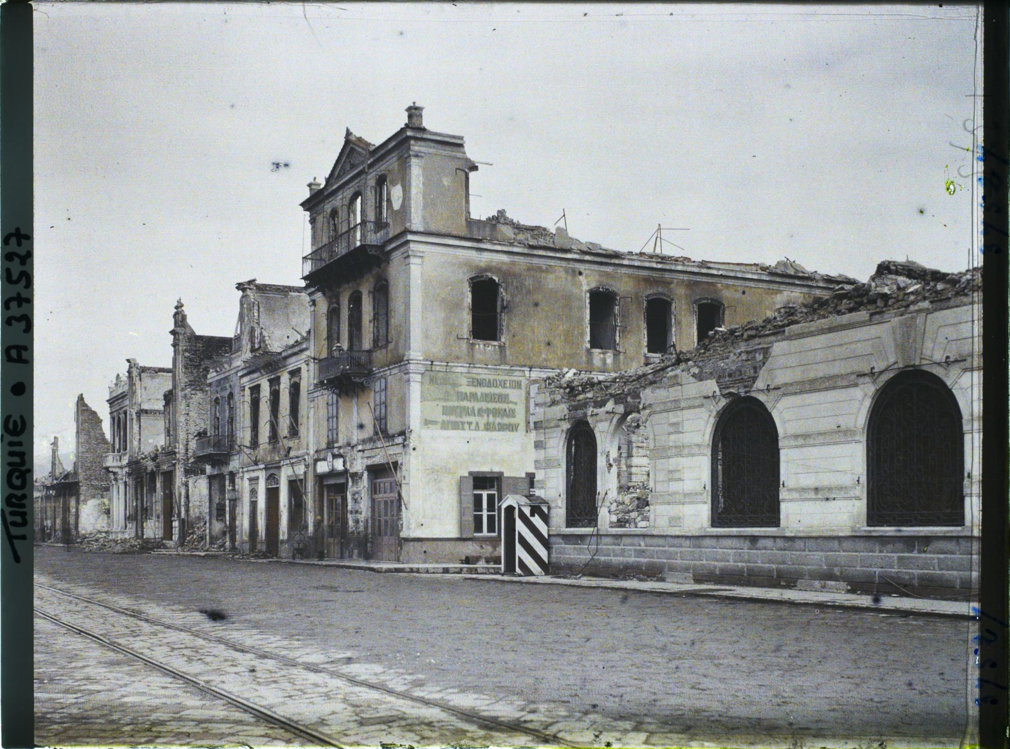 Image représentant Turquie, Smyrne, Les Quais de Smyrne - Hôtels brûlés