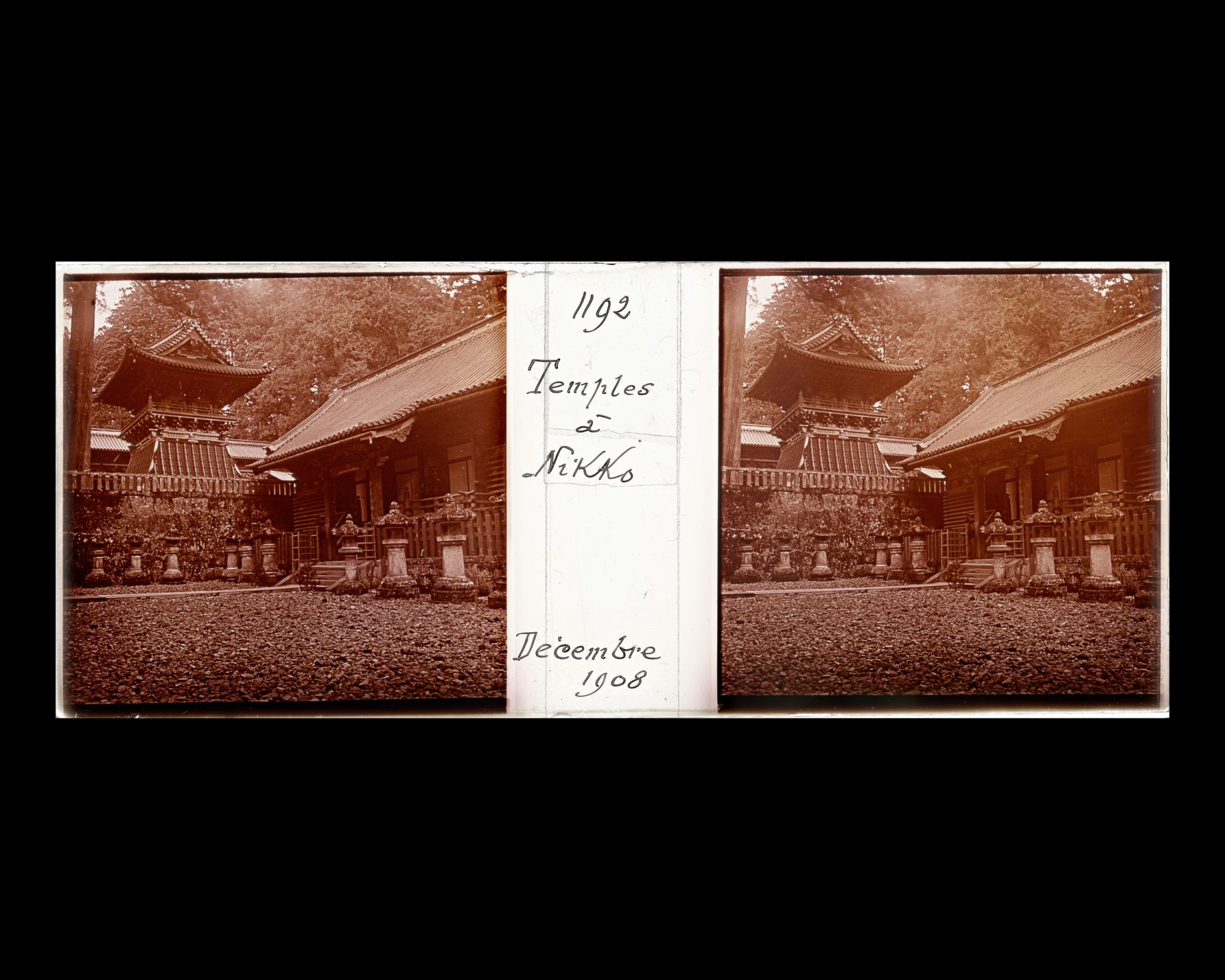 Image représentant Kami-jinko, l'entrepôt sacré et le Shôrô (beffroi, à l'extrème gauche sur la terrasse) du sanctuaire Tôshôgû