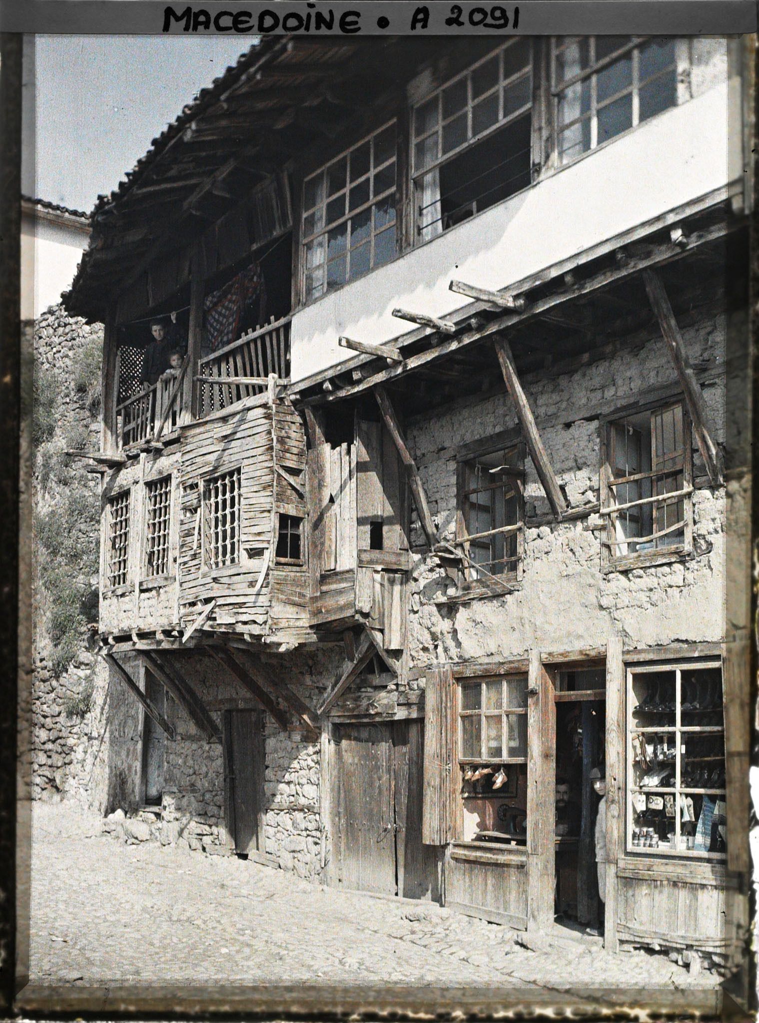 Image représentant Balcon de bois sur petite rue