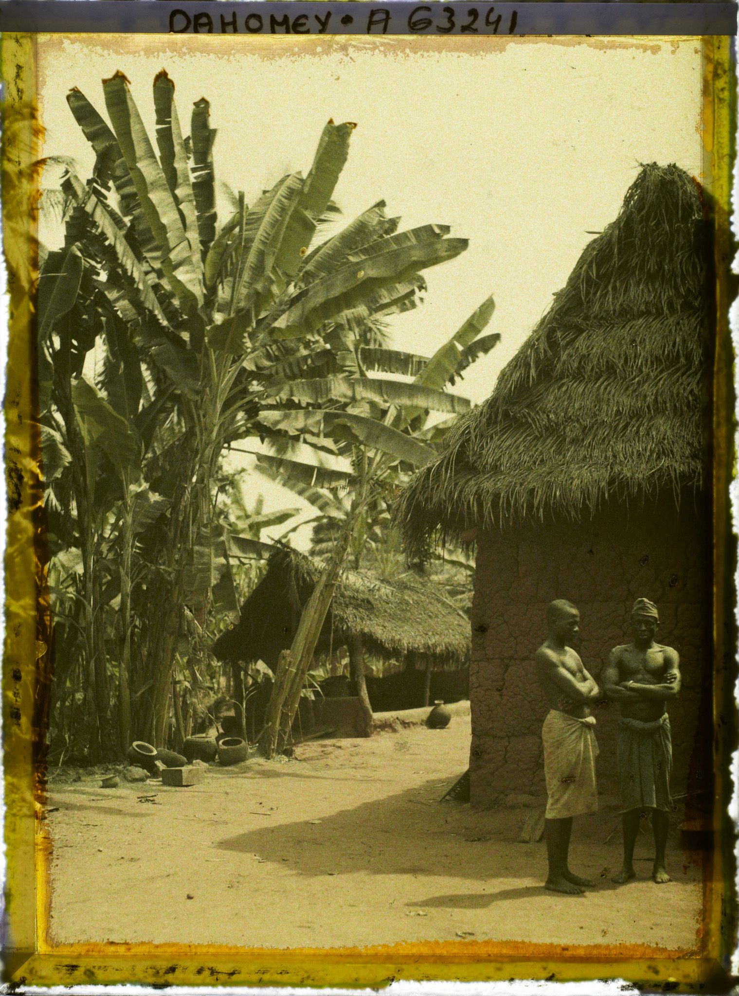 Image représentant Coin de village, bananiers et villageois