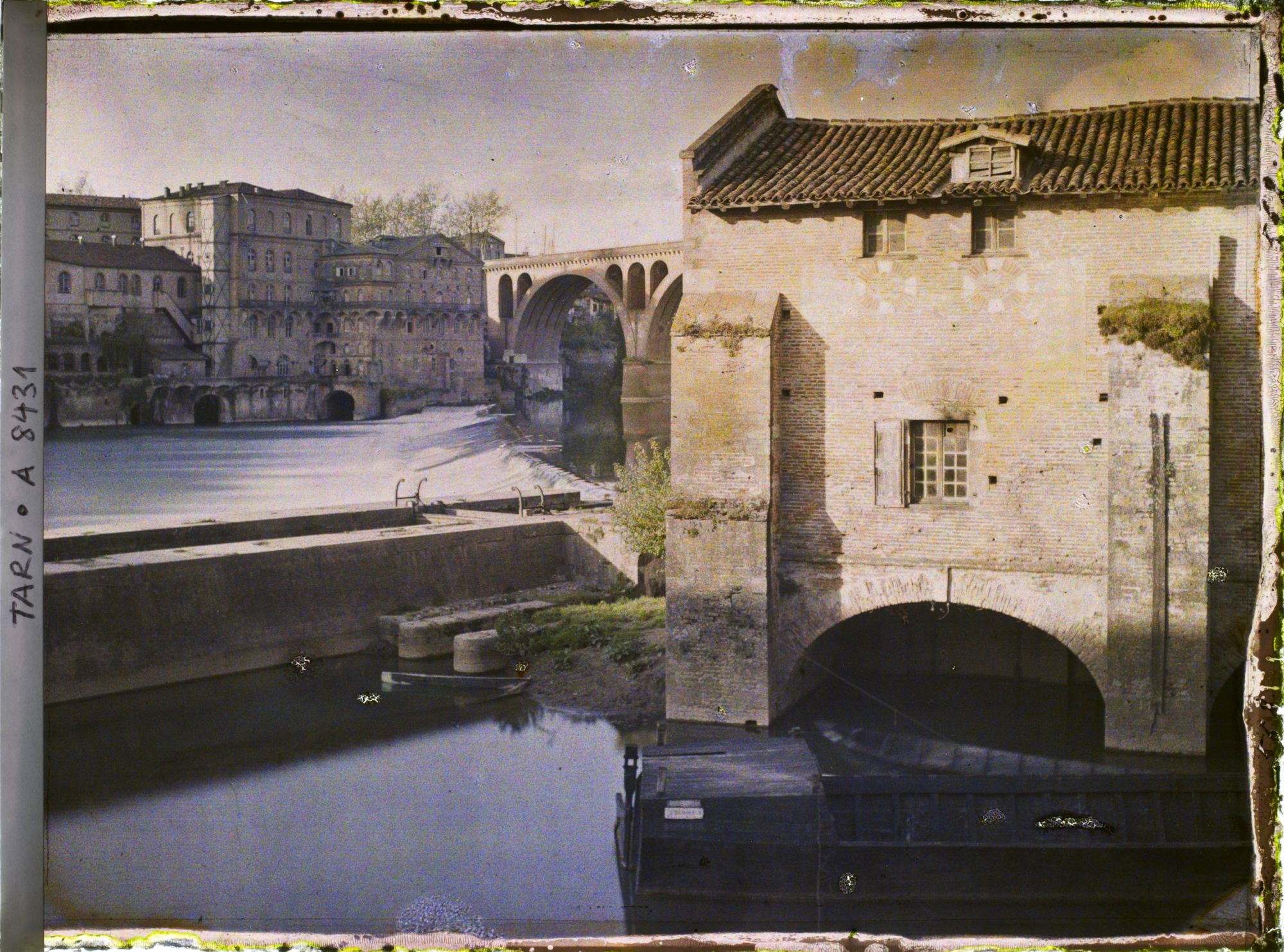 Image représentant Le vieux moulin (en amont du pont vieux) avec le pont neuf, rue basse des moulins