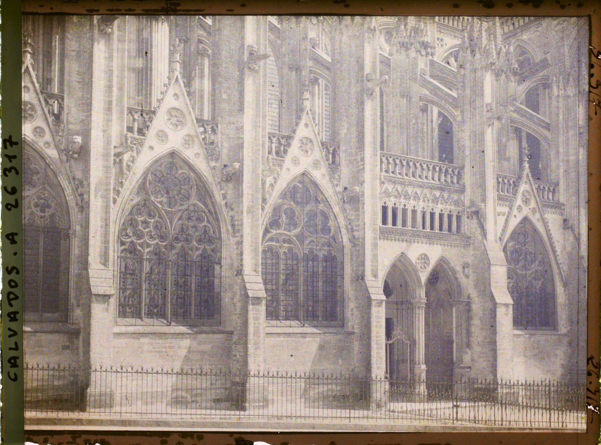 Image représentant La cathédrale Notre-Dame de Bayeux, vue côté Sud