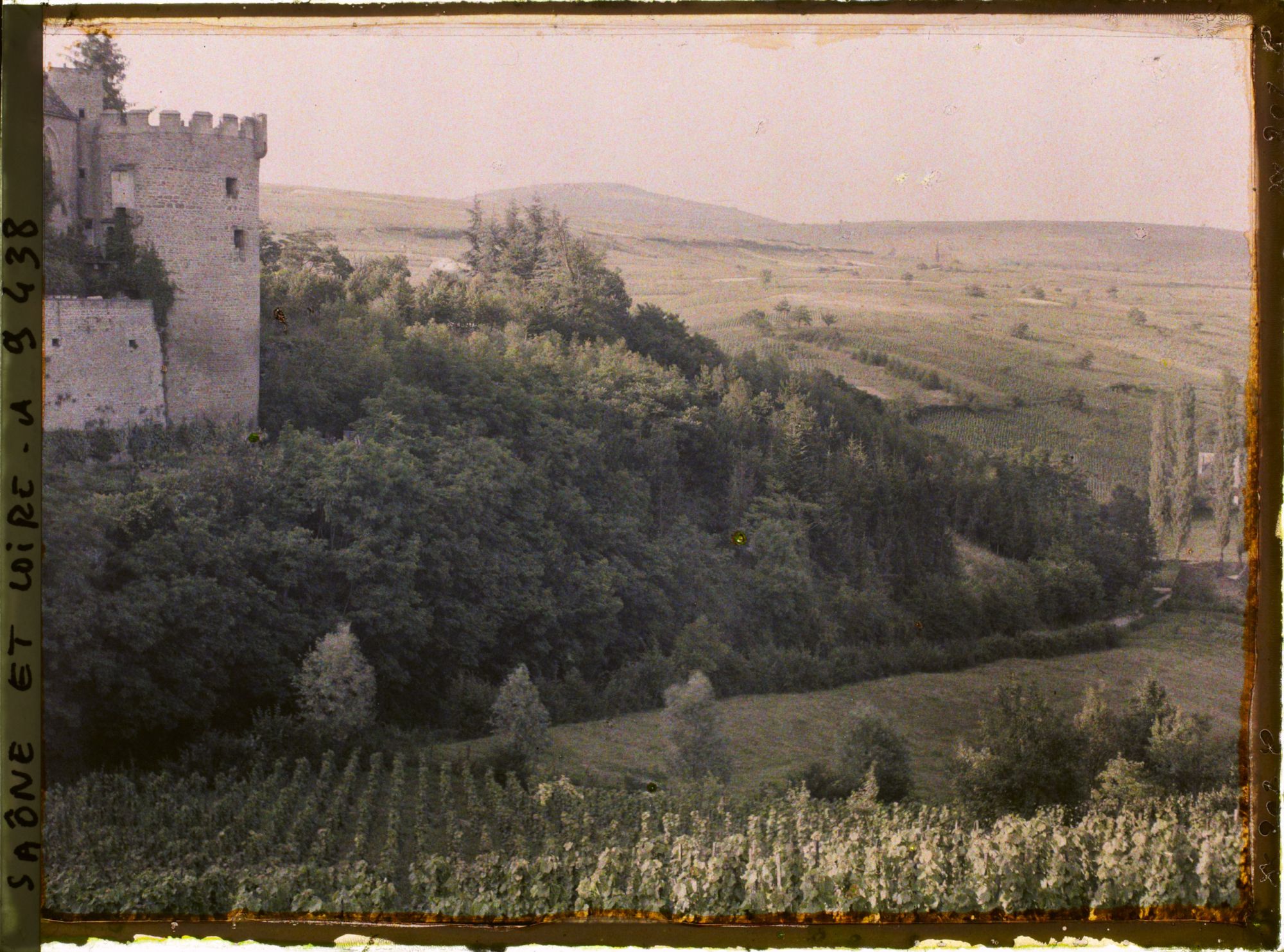 Image représentant Panorama sur la vallée de la Creuse avec à gauche l'une des tours d'angle du château de Couches dit de Marguerite de Bourgogne