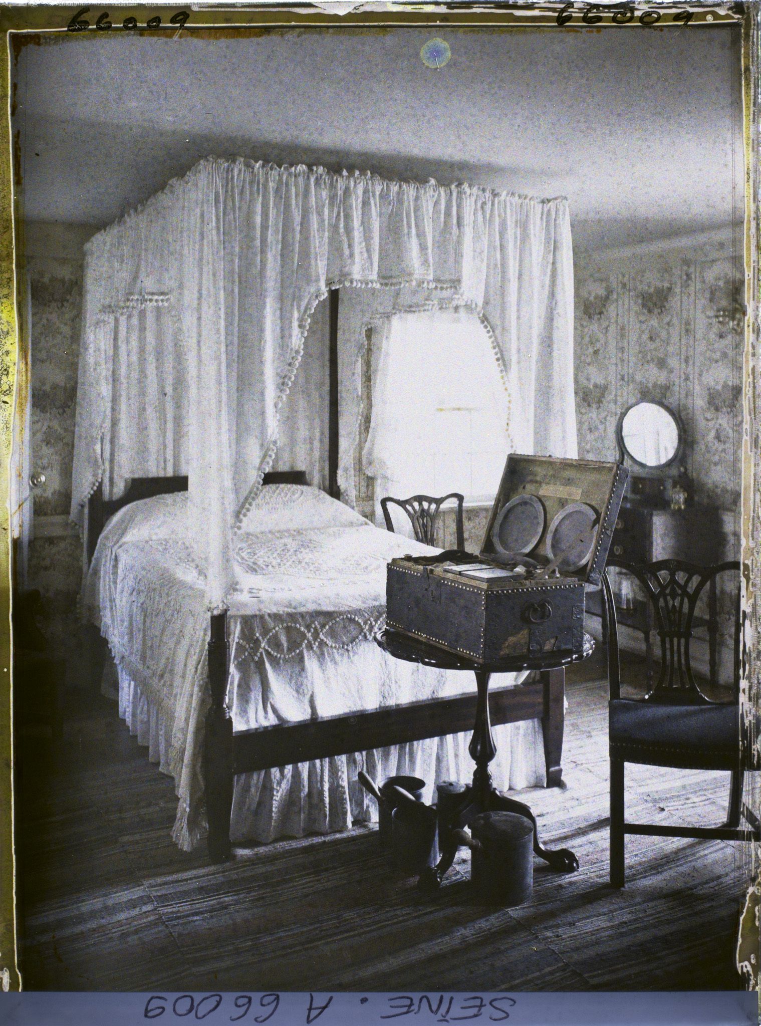 Image représentant L'Exposition Coloniale Internationale de 1931, une chambre de la maison de Georges Washington, section des États-Unis