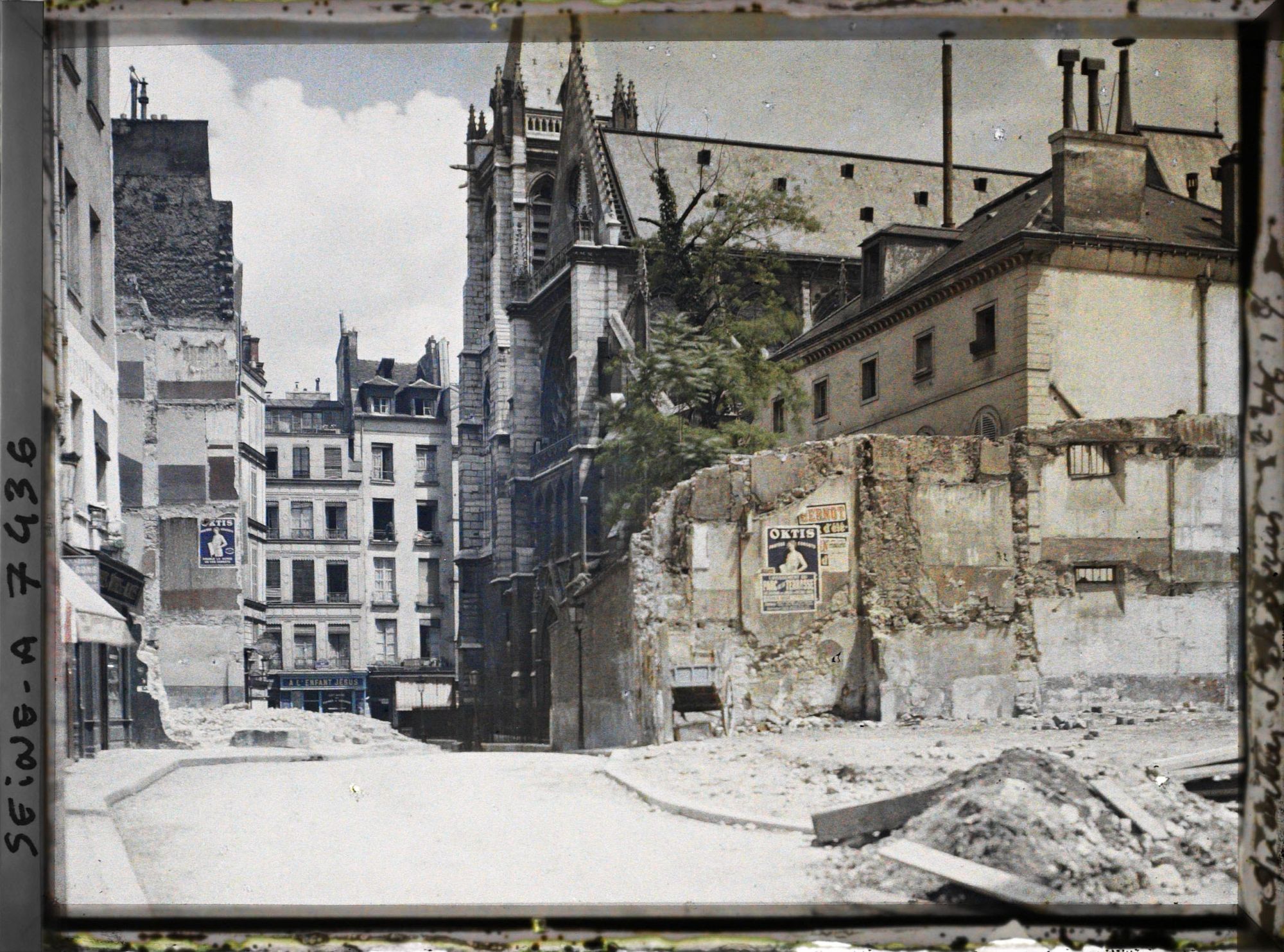 Image représentant La rue Boutebrie, au fond la rue et l'église Saint-Séverin