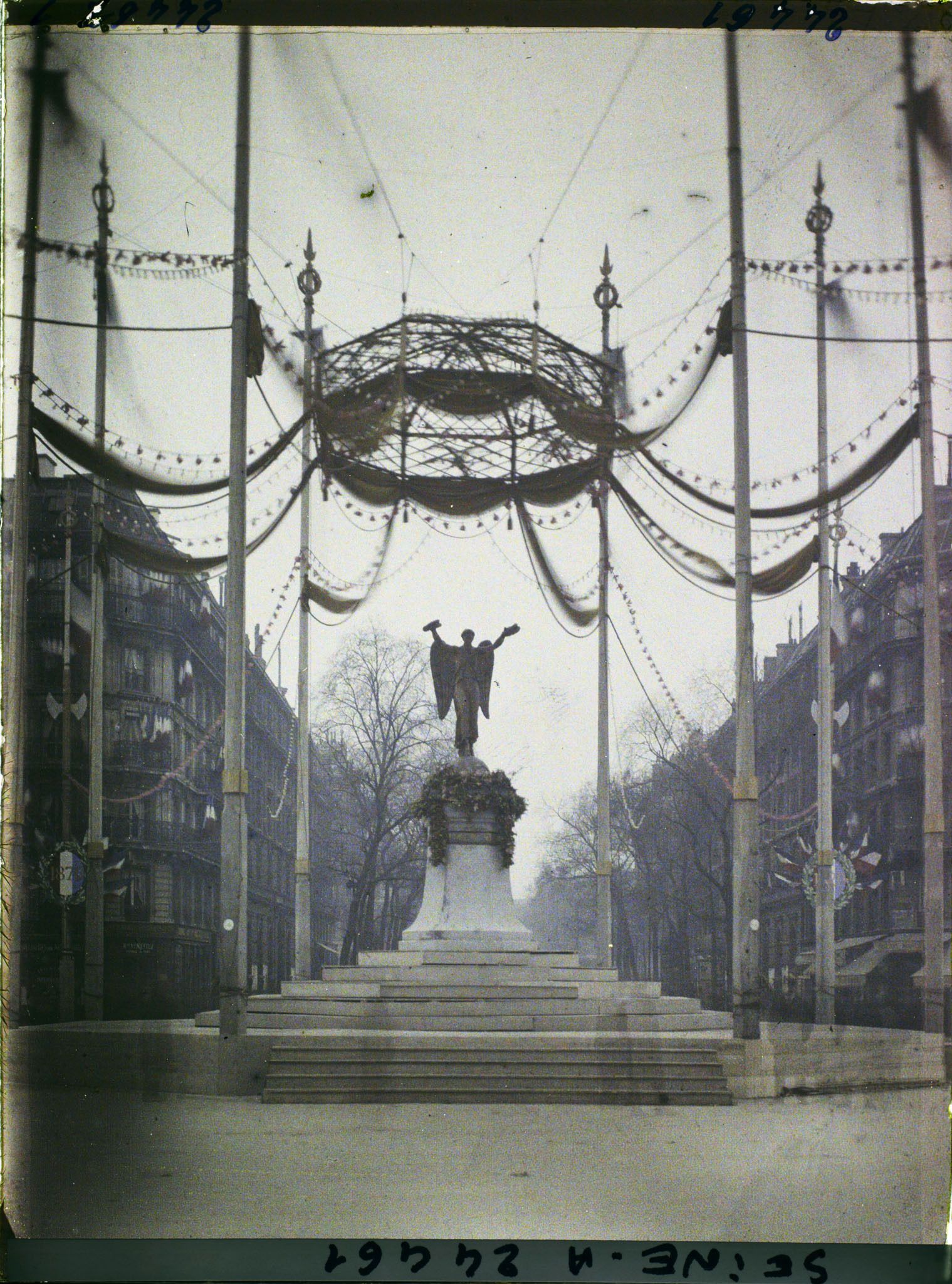 Image représentant Décoration place de l'Hôtel de Ville pour le Cinquantenaire de la IIIe République